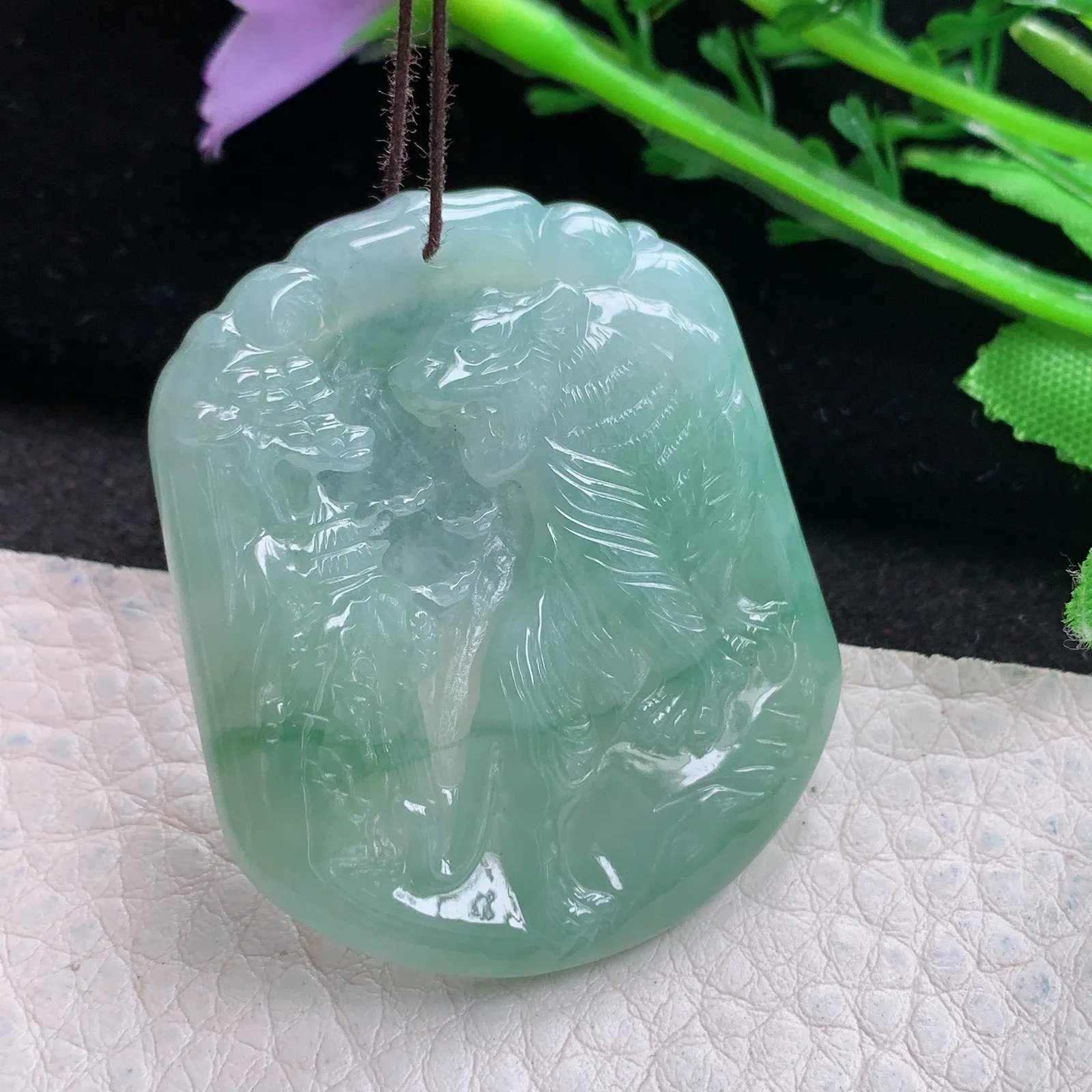 yn实拍43*36.3*4.5缅甸翡翠a货精雕飘花晴底上山虎 生肖虎玉吊坠 玉挂件