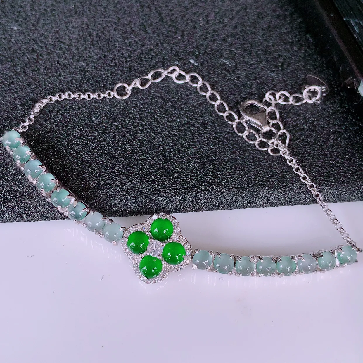 冰透满绿翡翠925银镶嵌手链，自然光实拍，翠色灵动，颜色漂亮，种老水足，品相佳，佩戴佳品！#97.9取一整体12.5-12.5-5.8裸石3.6*3.6