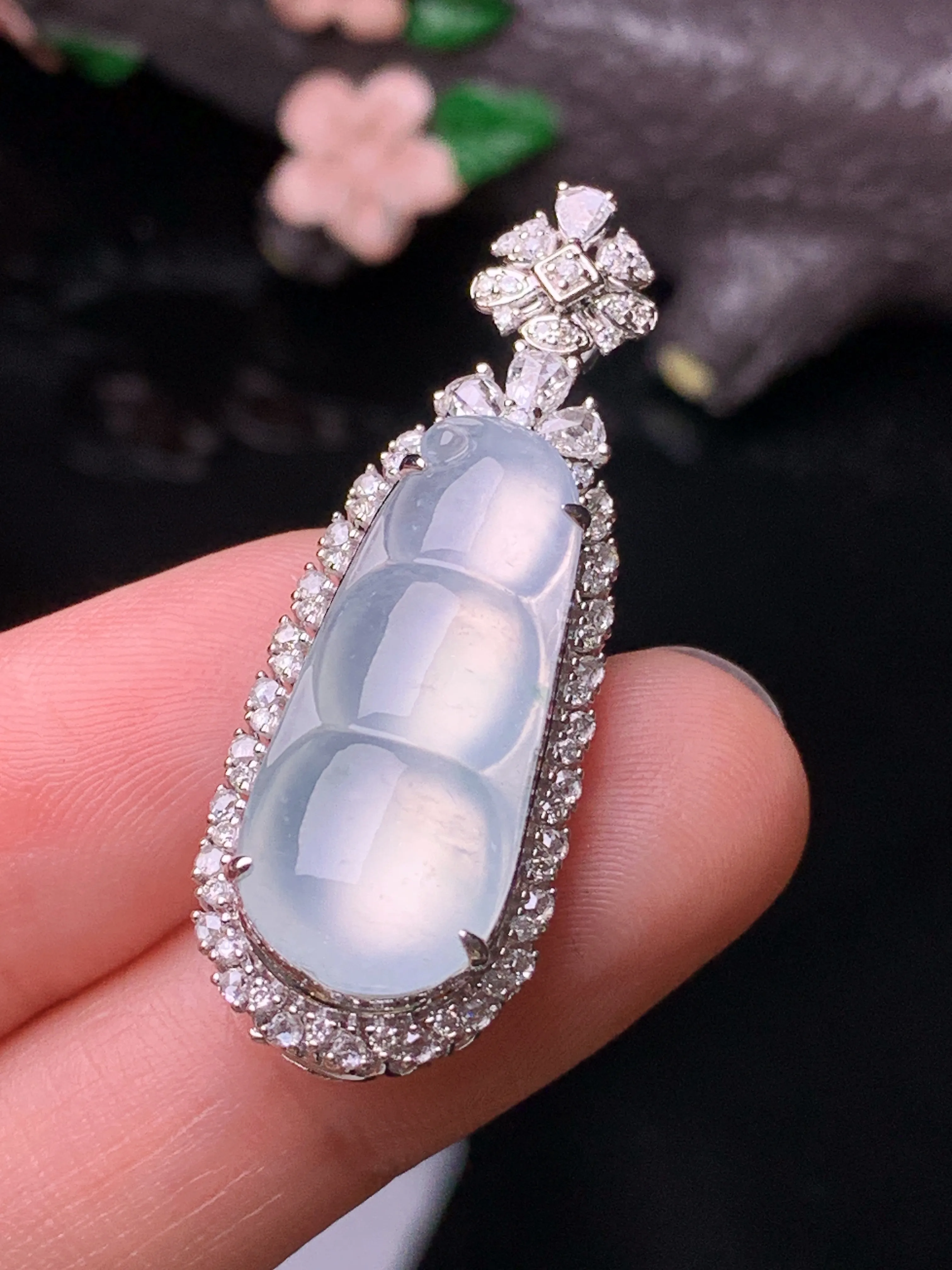 18k金钻镶嵌冰种四季豆吊坠 玉质细腻 水润亮眼 色泽艳丽 整体尺寸38*13.7*11