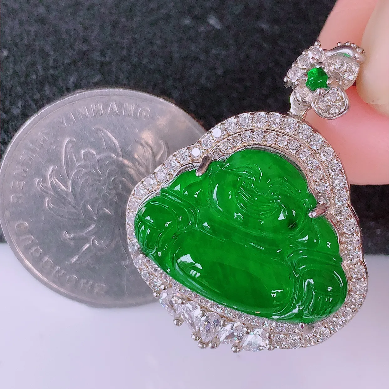 冰透满绿翡翠925银镶嵌佛公吊坠，自然光实拍，翠色灵动，颜色漂亮，种老水足，品相佳，佩戴佳品！#97.9整体31.5*24*9.5裸石20.5*15