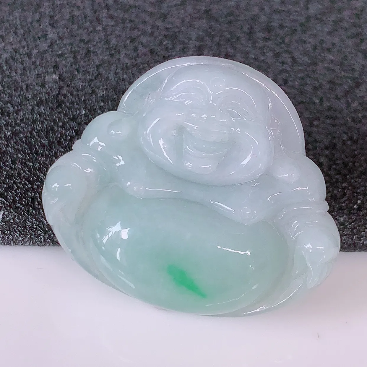 自然光实拍，冰润飘绿翡翠佛公吊坠，开心笑佛，种老水足，颜色漂亮，立体饱满圆润，佩戴效果赞#57.9