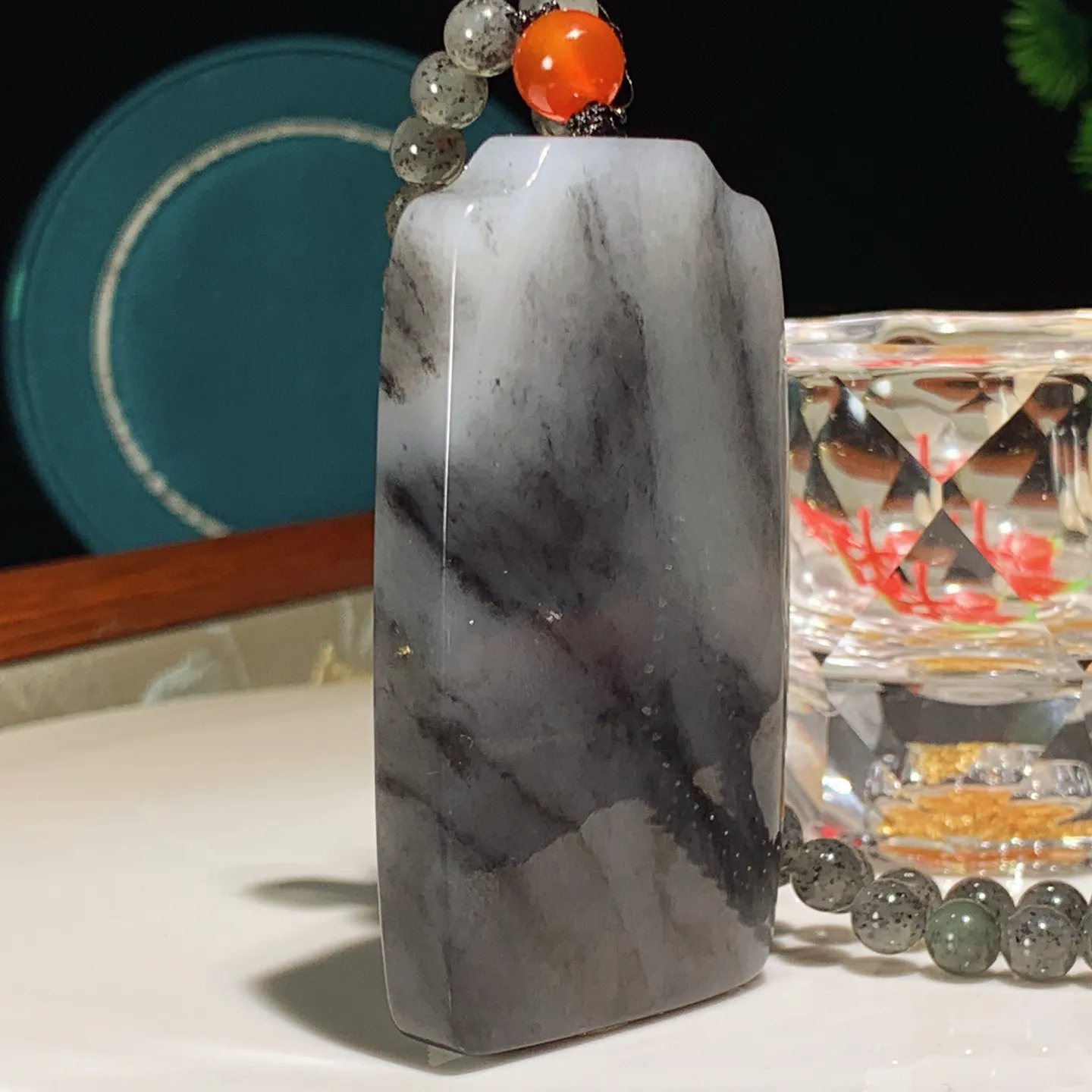 新疆和田玉籽料青花平安无事牌挂件。青花意境山水平安无事牌挂件。尺寸66/37/12重110克。玉质细腻油润。手推出油。佩戴高端典雅。lt251209