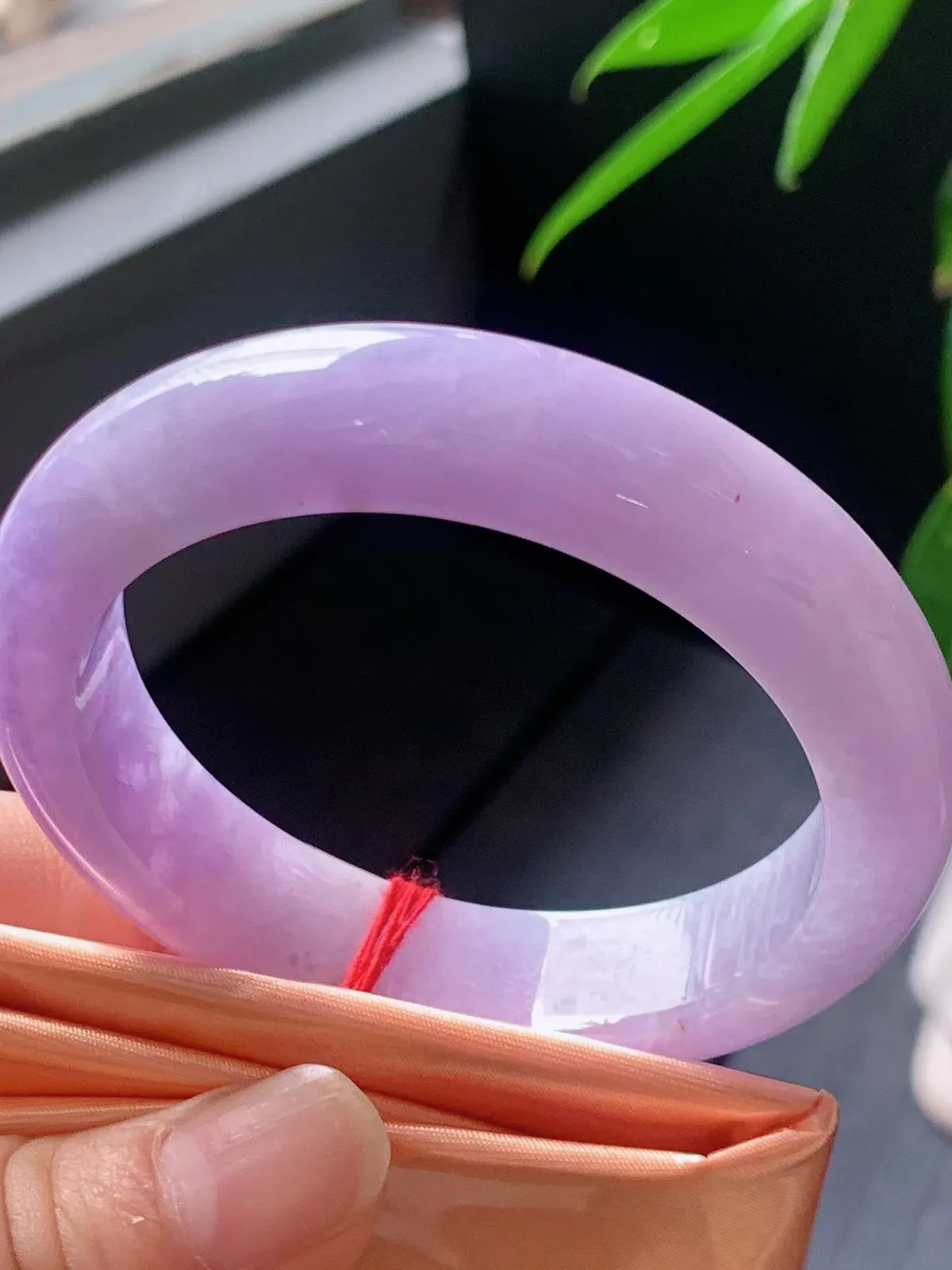 【翡翠名称】老坑种冰紫罗兰52正圈口手镯
【翡翠尺寸】52/12.5/8.9mm适合51-53正圈口佩戴
【翡翠描述】宝贝种老水足，玉质细腻，色泽靓丽，性价比高，佩戴效果好！
【其它赠送】权威证书/精美挂绳盒子/支持全国复检