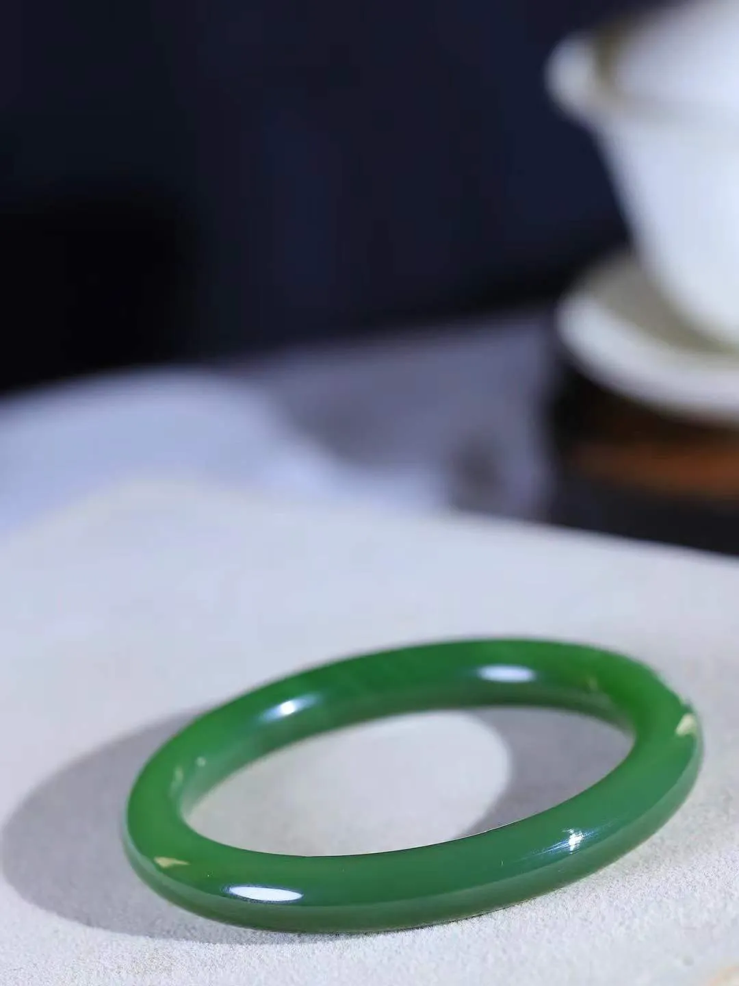 （三生有幸.手镯）

精品和田玉碧玉银杏叶手镯，玉质温润.油性上佳。三生有幸遇到你，始于初见，止