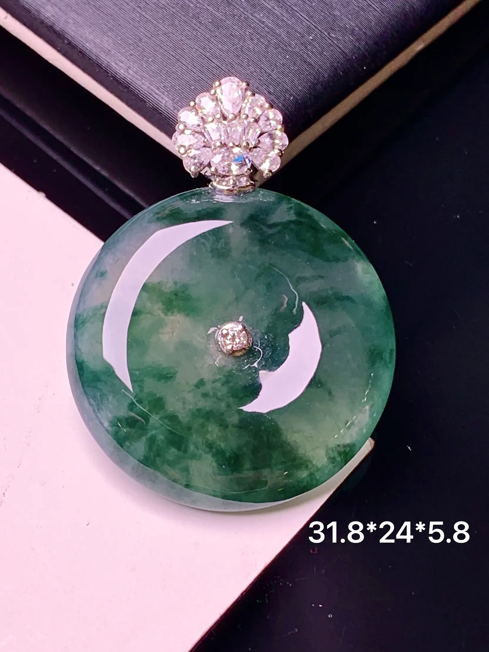 18k金钻镶嵌飘绿平安扣吊坠 玉质细腻 水润亮眼 色泽艳丽 整体尺寸31.8*24*5.8