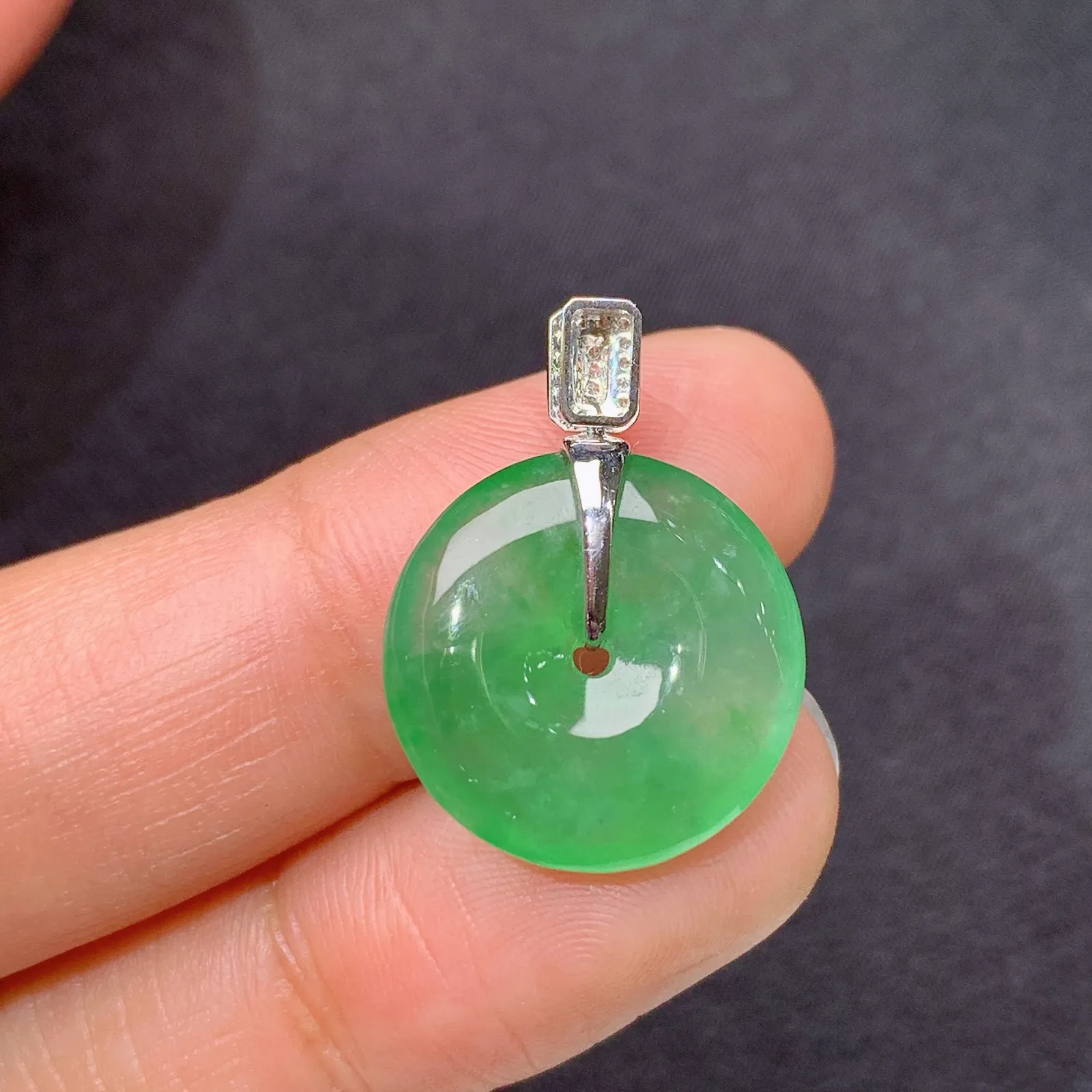 晴绿平安扣吊坠，18k金镶嵌，冰润色阳，玉质细腻，种水足，尺寸22.3*16.4*3.9
