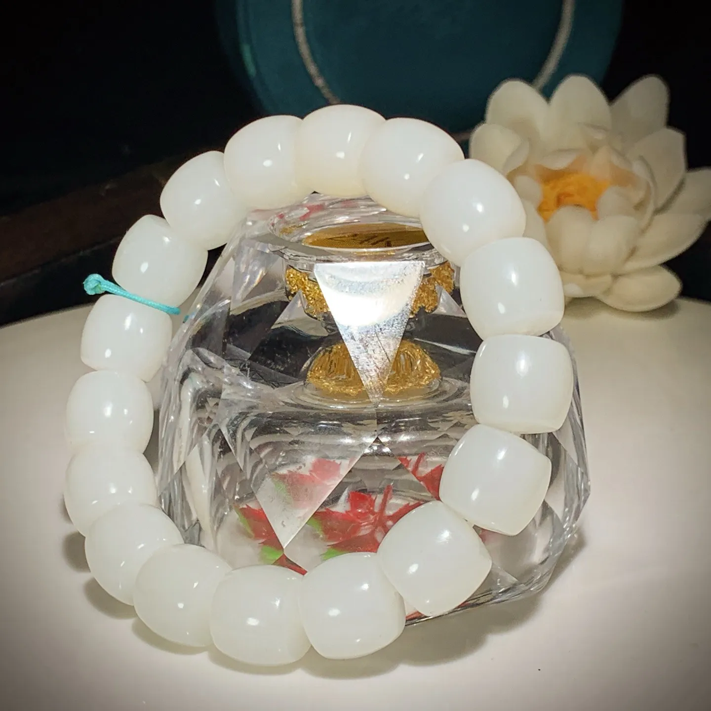 新疆和田玉羊脂白直切老型珠手串。单颗尺寸12/13！玉质细腻油润。手推出油。佩戴高端典雅。lt251