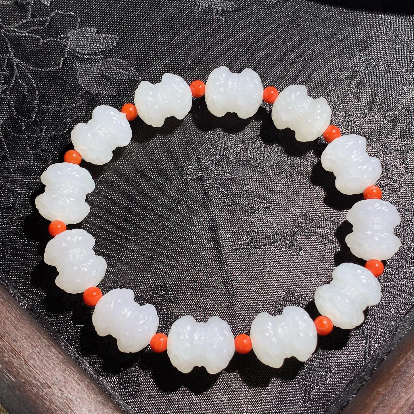 新疆和田玉羊脂白并蒂莲莲花手串。单颗尺寸15/12重40克。玉质细腻油润。手推出油。佩戴高端典雅。lt251209