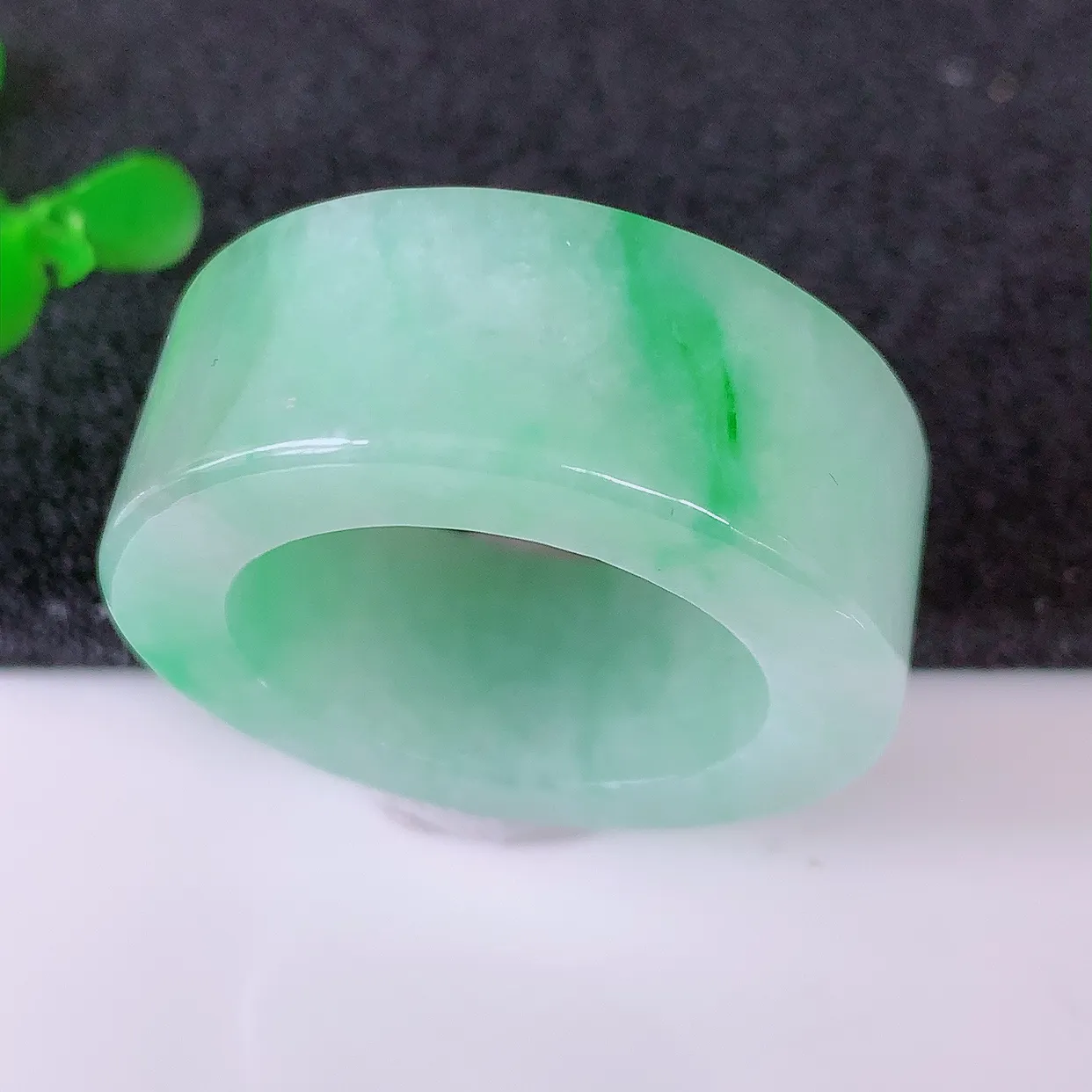 自然光实拍，22.2mm内径冰飘绿翡翠扳指，冰润指环，玉扳指，戒指，财源滚滚，玉质细腻起胶，28圈口，种水好！#05.9尺寸22.2*12*5.2