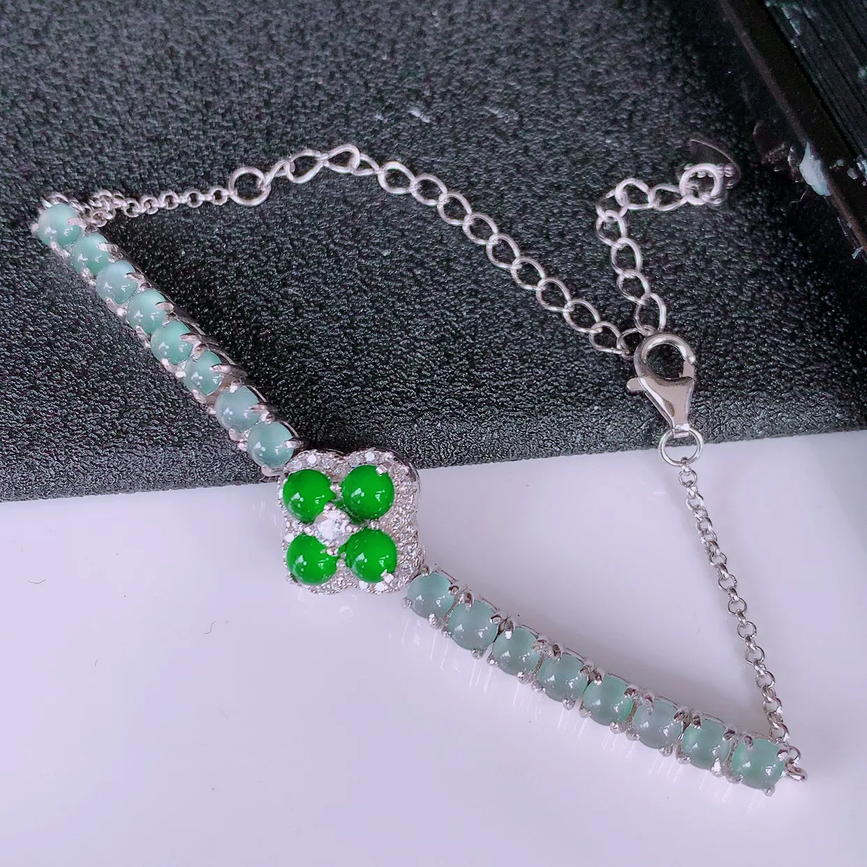 冰透满绿翡翠925银镶嵌手链，自然光实拍，翠色灵动，颜色漂亮，种老水足，品相佳，佩戴佳品！#97.9取一整体12.5-12.5-5.8裸石3.6*3.6