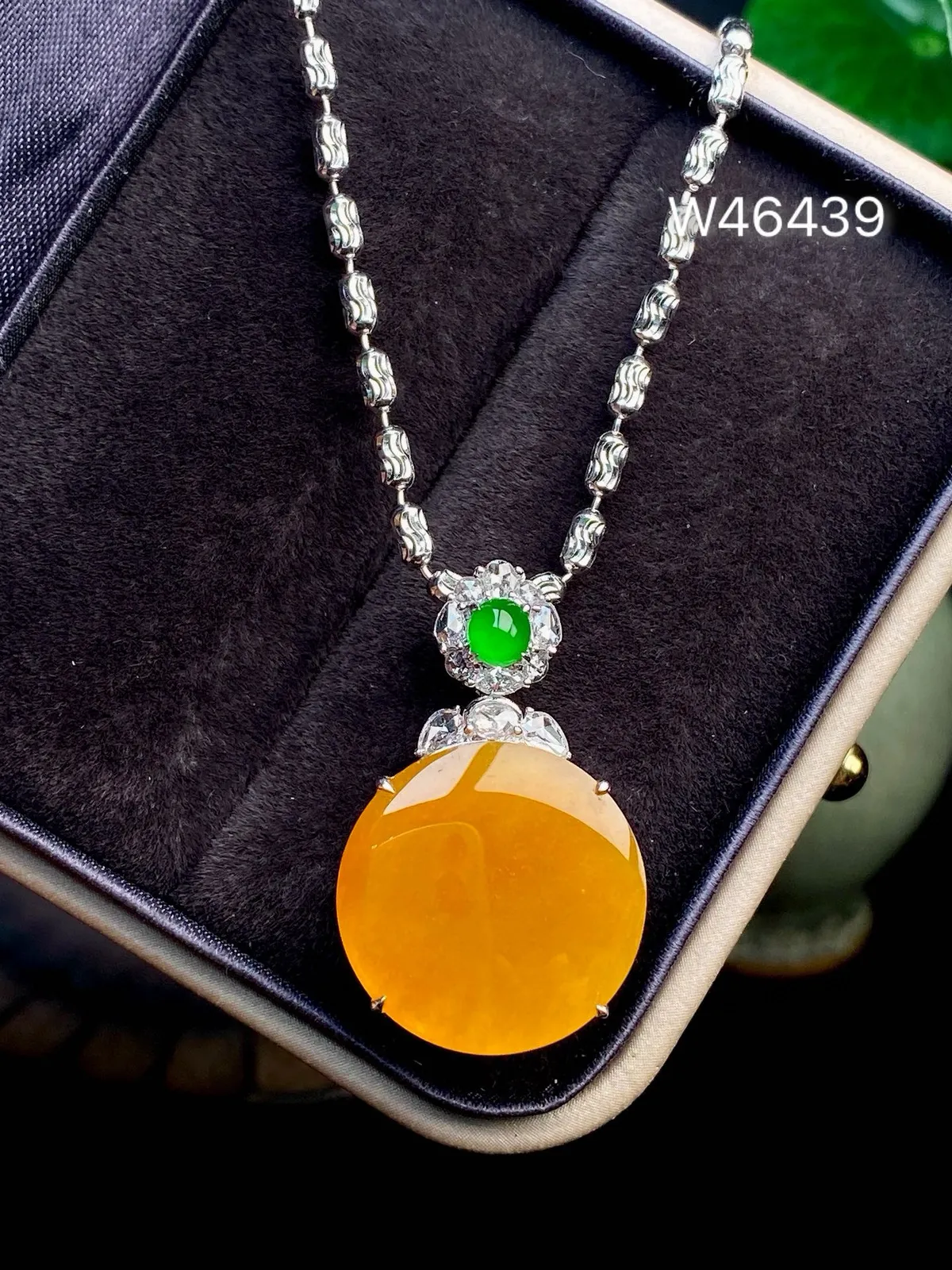 【冰种黄翡圆无事牌吊坠】质地细腻，冰润通透，晶莹闪亮。收藏品质，18k金钻镶嵌，裸石尺寸16.8*3