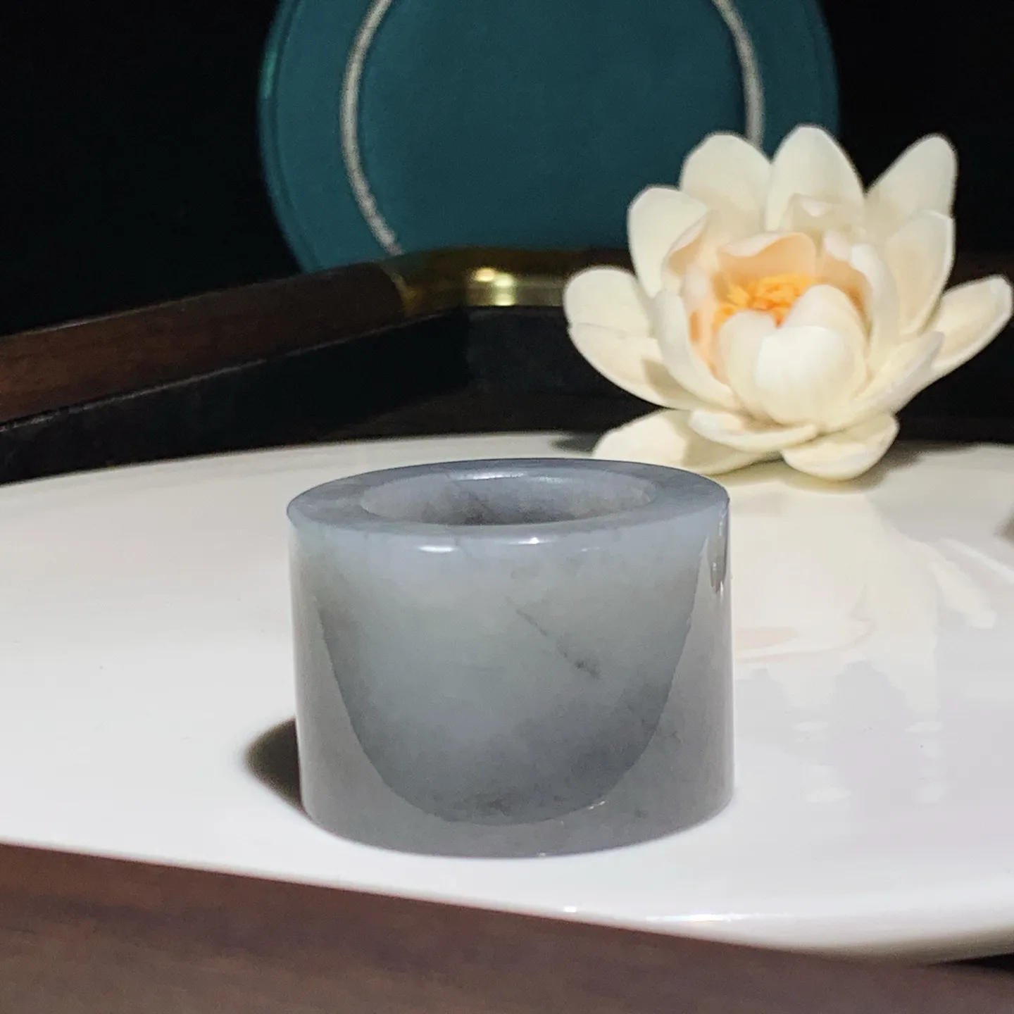 新疆和田玉籽料青花扳指。内径23尺寸25/7重42.5克。玉质细腻油润。手推出油。佩戴高端典雅。lt251209