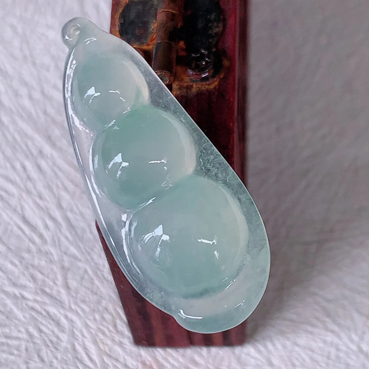 自然光实拍，冰种翡翠四季豆吊坠，平安豆福豆玉坠，冰润通透，豆粒饱满，寓意：豆蔻年华！#579