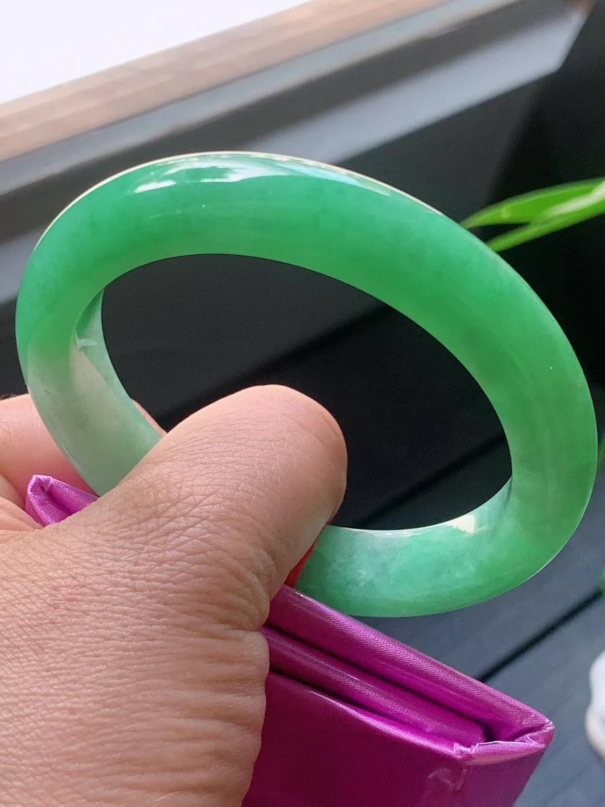 【翡翠名称】老种冰阳绿56.5正圈口手镯
【翡翠尺寸】56.5/11.7/9.8mm适合55.5-58正圈口佩戴
【翡翠描述】宝贝种老水足，玉质细腻，色泽靓丽，性价比高，佩戴效果好！
【其它赠送】权威证书/精美挂绳盒子/支持全国复检