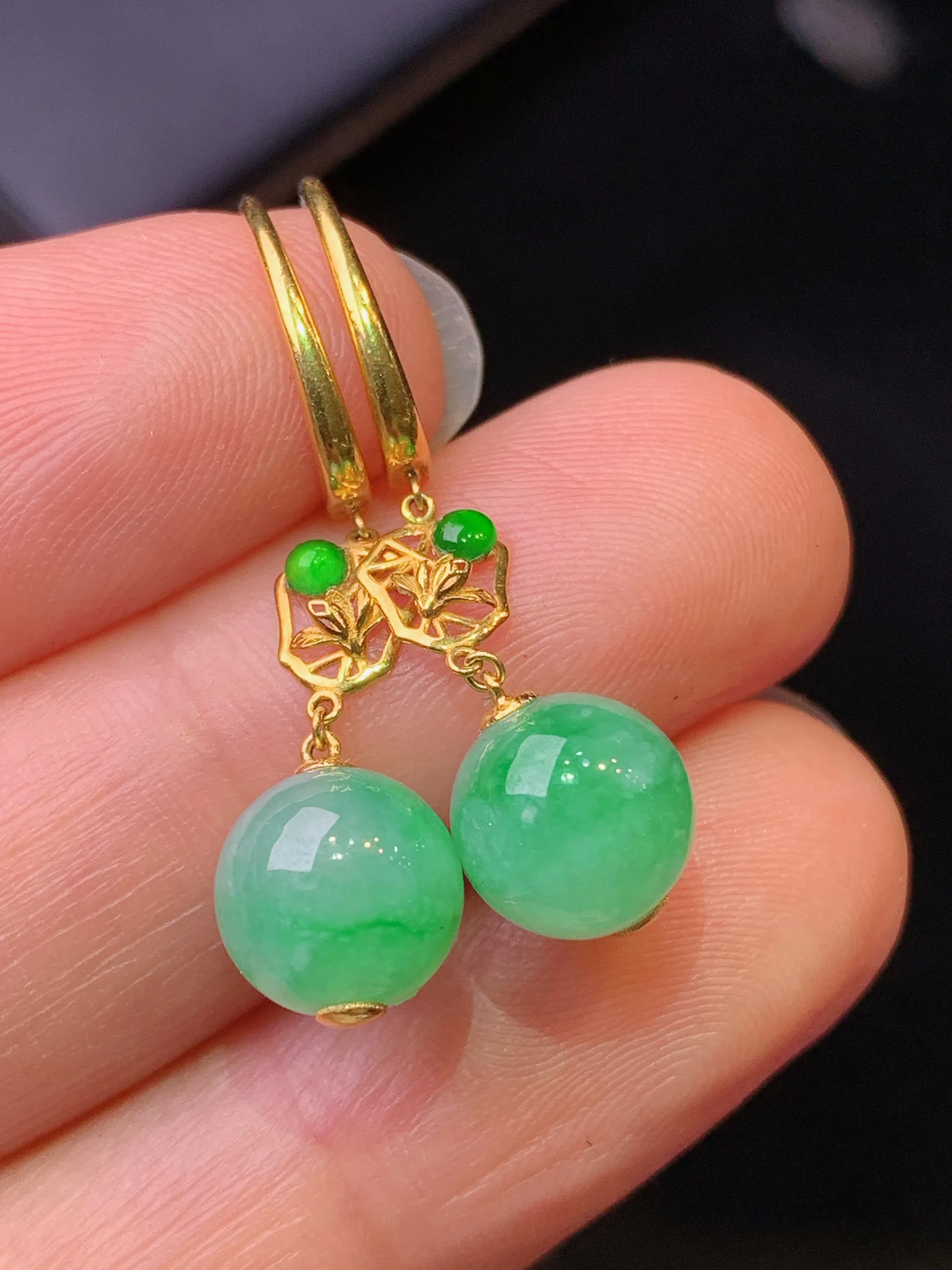 18k金镶嵌飘绿圆珠耳坠吊坠 玉质细腻 水润亮眼 色泽艳丽 整体尺寸30.3*7.8