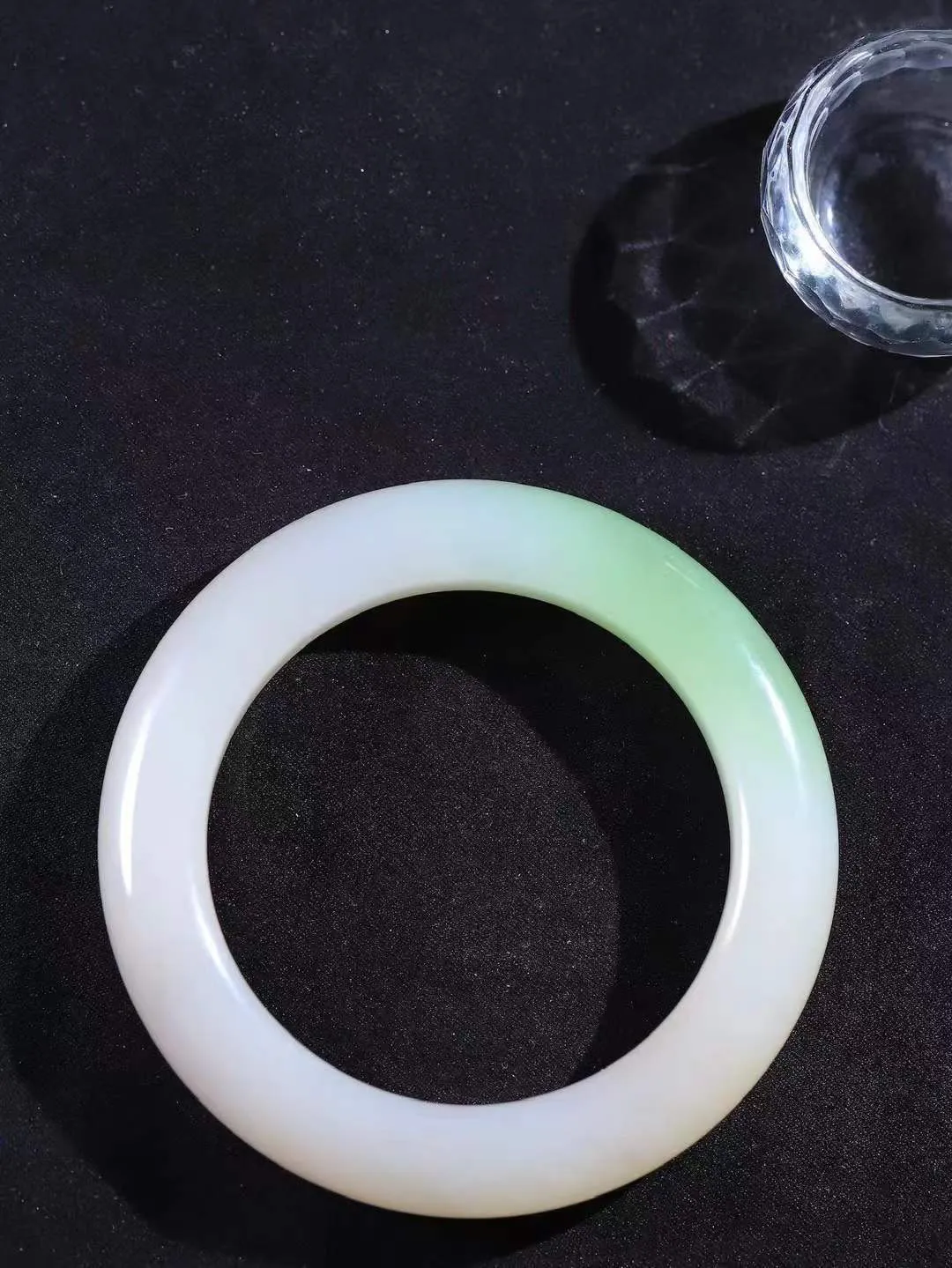 【婉约佳人.手镯】

典藏传家级臻品️和田玉三色手镯 玉质温润细腻 油性十足 手感舒适，高华雅逸，线条流畅，简约大气，美自天成，素雅高贵。佩戴于腕间，婉约之美，举手投足间透出那份低调奢华。重94克 内径60mm  尺寸13.2-12.4mm   FDA-44120233