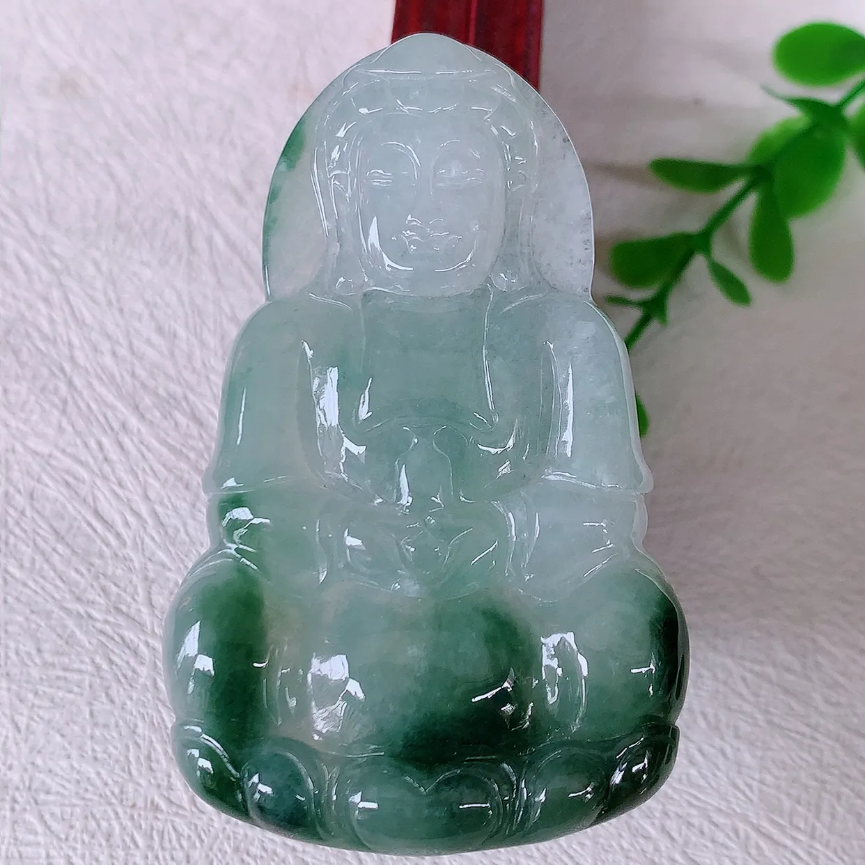 自然光实拍，大件冰飘花翡翠观音菩萨吊坠，赐福观音，玉润通透，慈祥端庄！#46.9