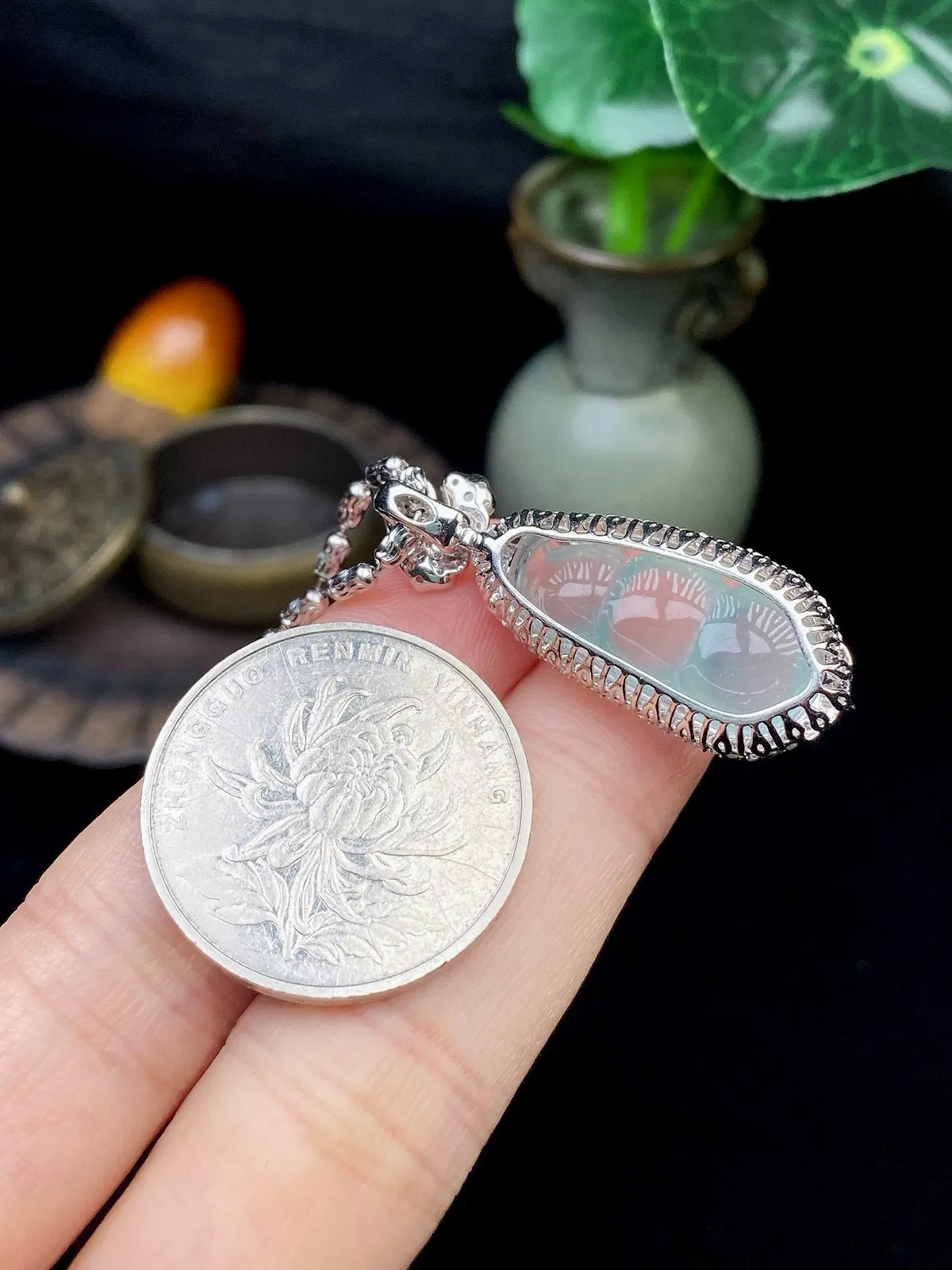 【冰种晴底福豆吊坠】种地上乘，冰感十足，通透起光，饱满圆润，收藏品质，18k金钻镶嵌，裸石尺寸22.5*11.3*4.2毫米