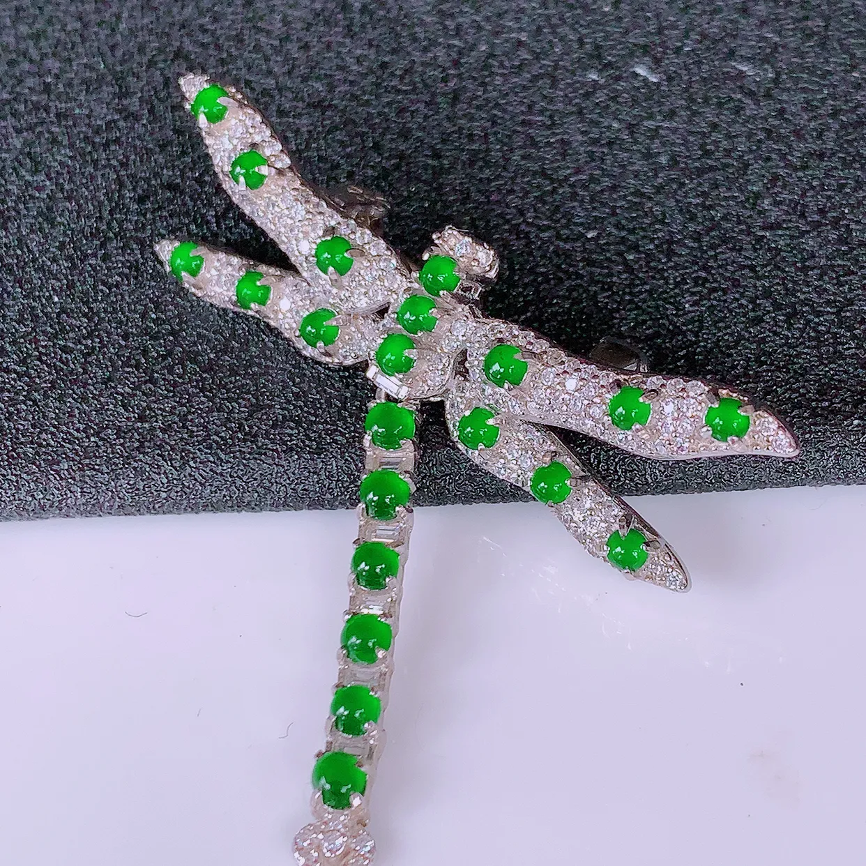 冰透满绿翡翠925银镶嵌蜻蜓胸针，自然光实拍，翠色灵动，颜色漂亮，种老水足，品相佳，佩戴佳品！#97.9整体45.5*39-9.5裸石2*2