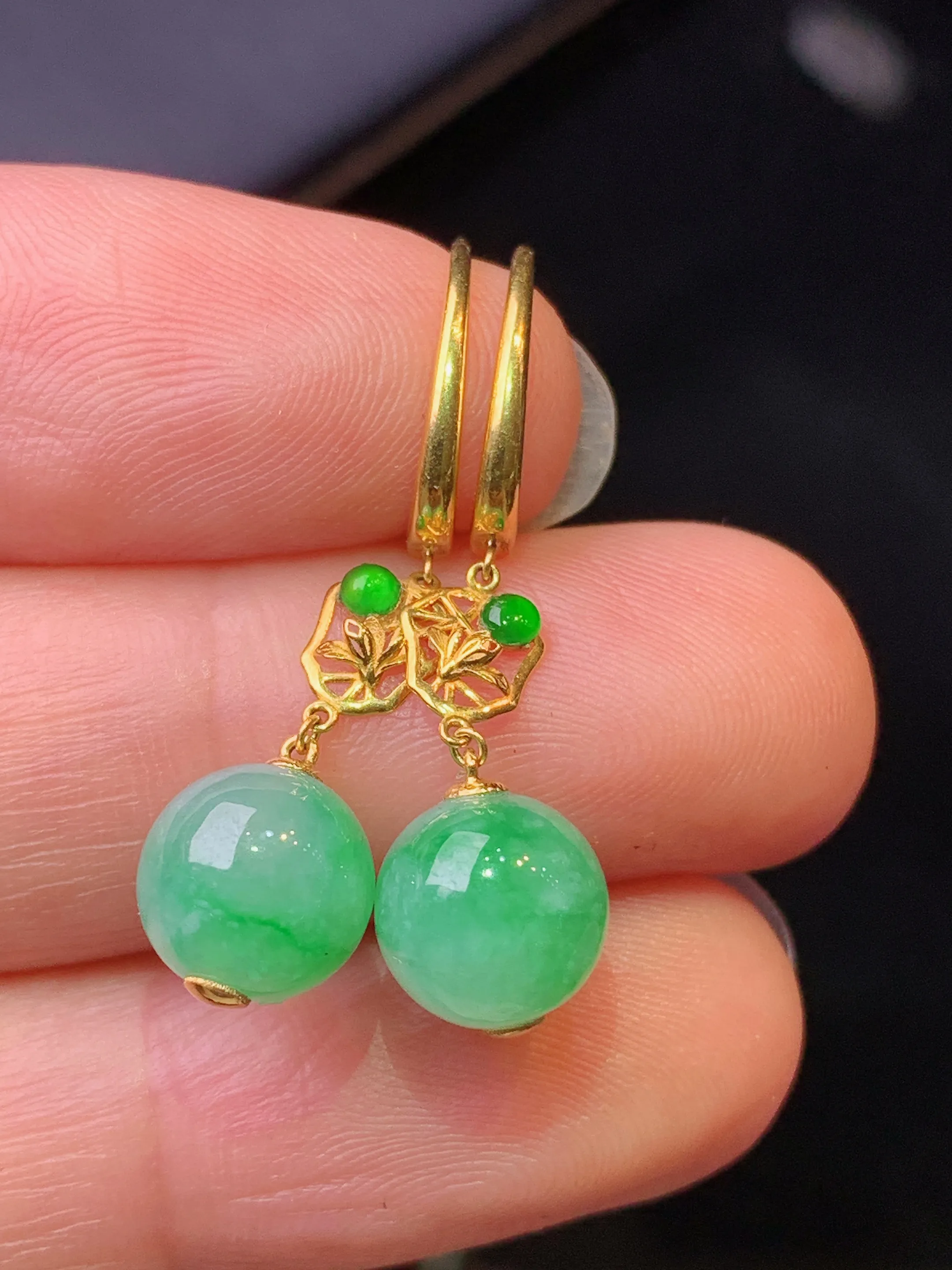 18k金镶嵌飘绿圆珠耳坠吊坠 玉质细腻 水润亮眼 色泽艳丽 整体尺寸30.3*7.8