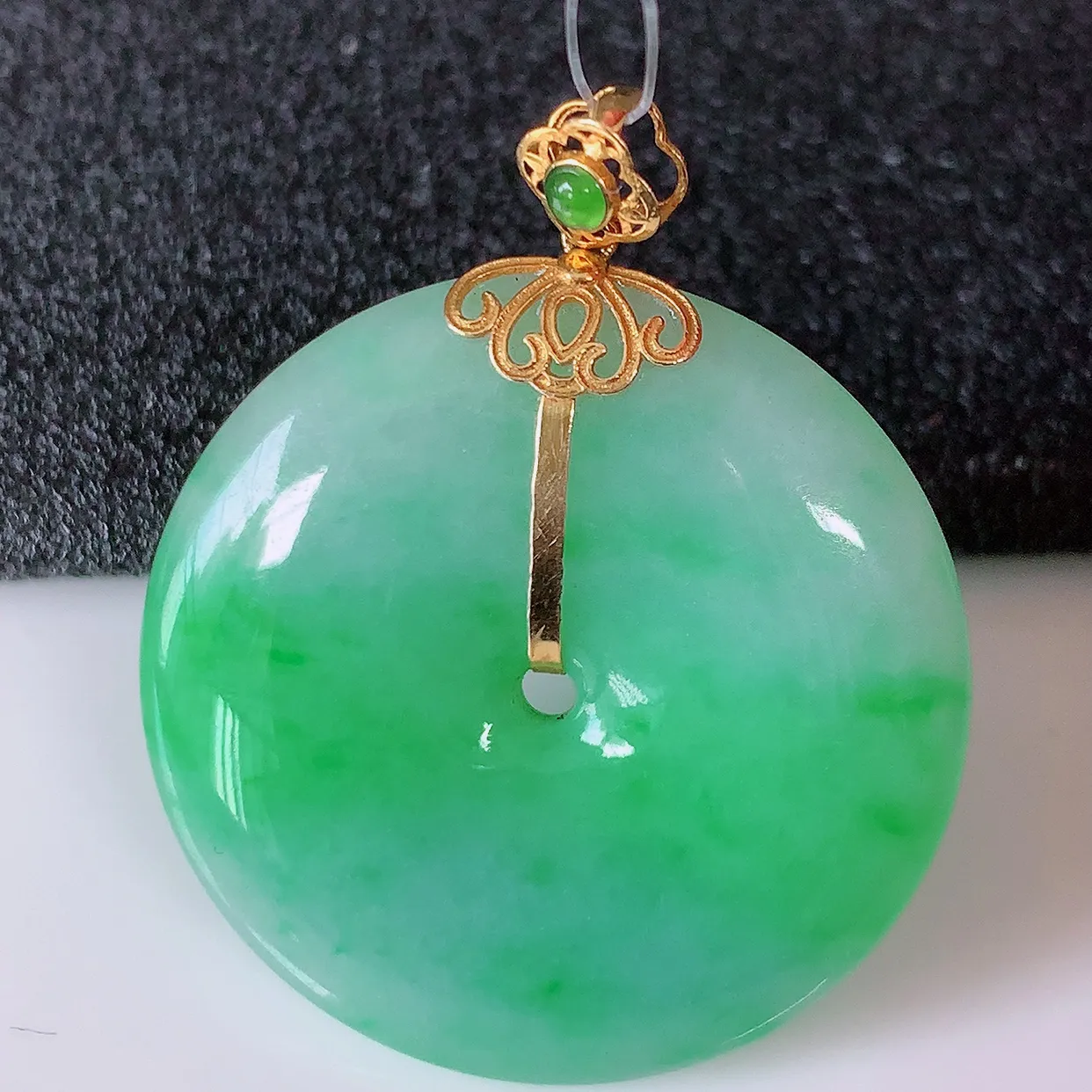 18K金镶嵌飘绿翡翠平安扣吊坠，水润光泽，寓意平平安安，佩戴时尚漂亮！#49.9整体33*27.5*6.2裸石27.5*27.5
