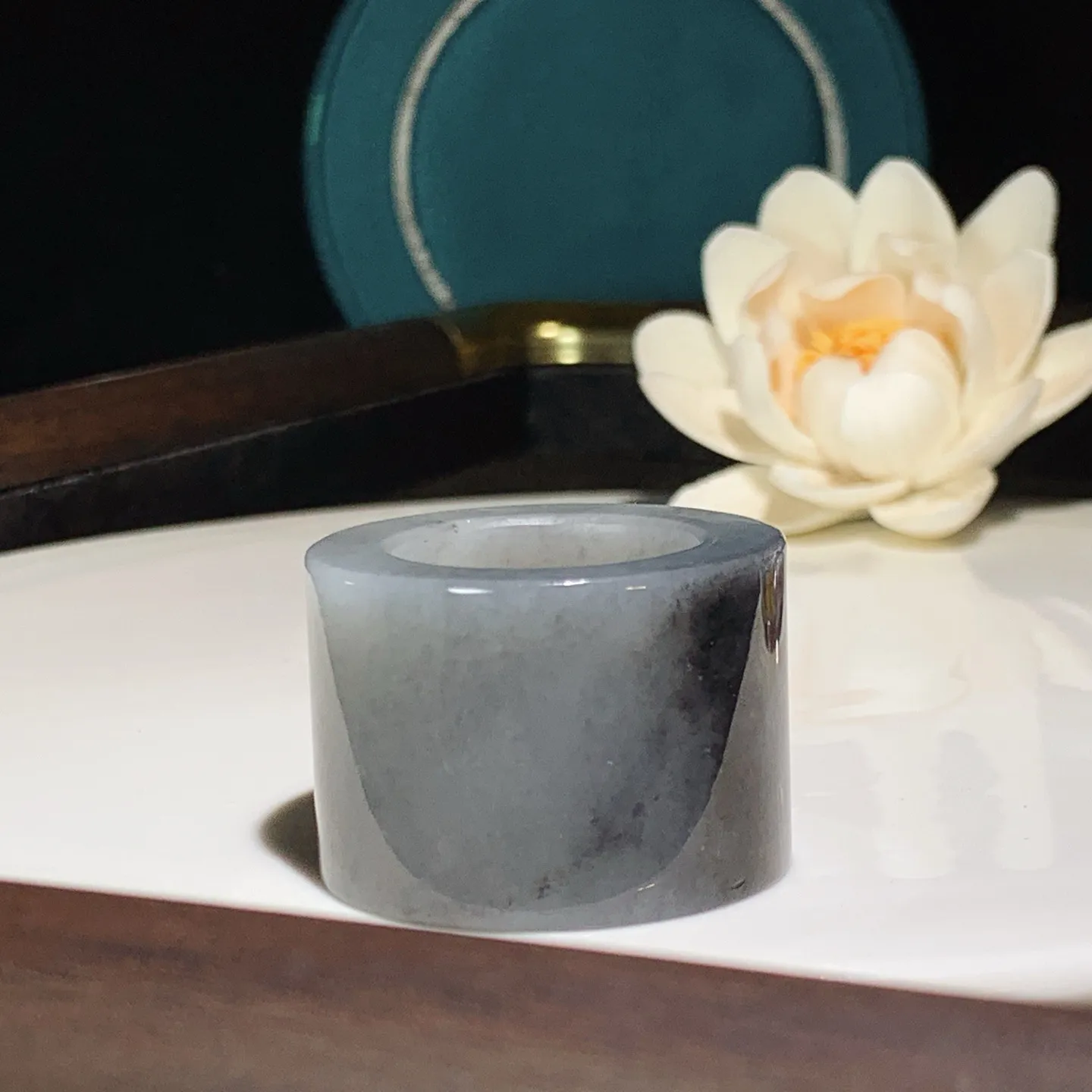 新疆和田玉籽料青花扳指。内径23尺寸25/7重42.5克。玉质细腻油润。手推出油。佩戴高端典雅。lt251209