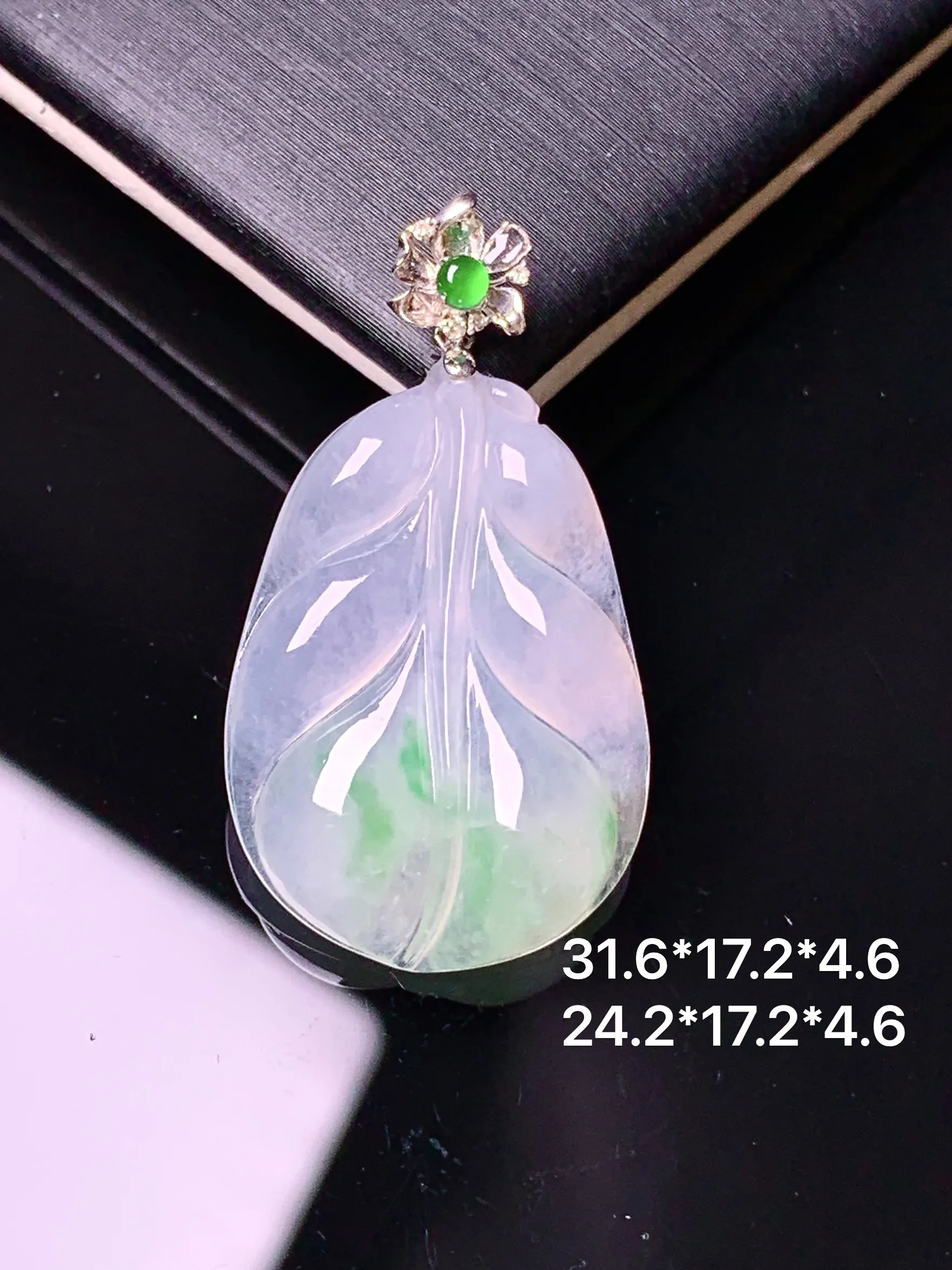 18k金镶嵌飘绿树叶吊坠 玉质细腻 水润亮眼 色泽艳丽 整体尺寸31.6*17.2*4.6