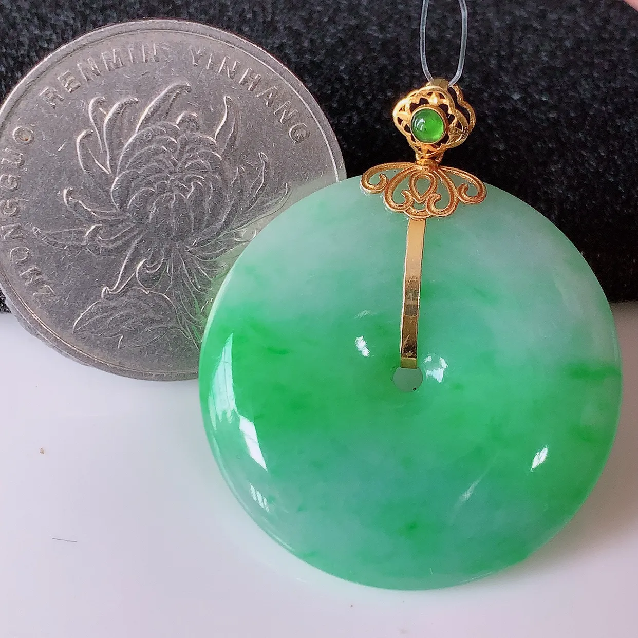 18K金镶嵌飘绿翡翠平安扣吊坠，水润光泽，寓意平平安安，佩戴时尚漂亮！#49.9整体33*27.5*6.2裸石27.5*27.5