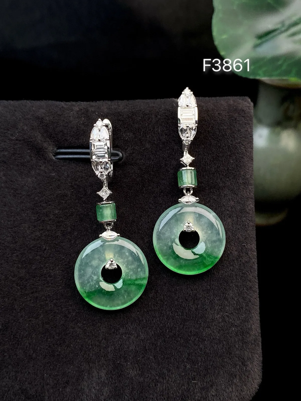 【冰种飘绿耳坠】甜甜圈，质地细腻，冰感十足，通透闪亮，18k金钻镶嵌，裸石尺寸14*2.7毫米