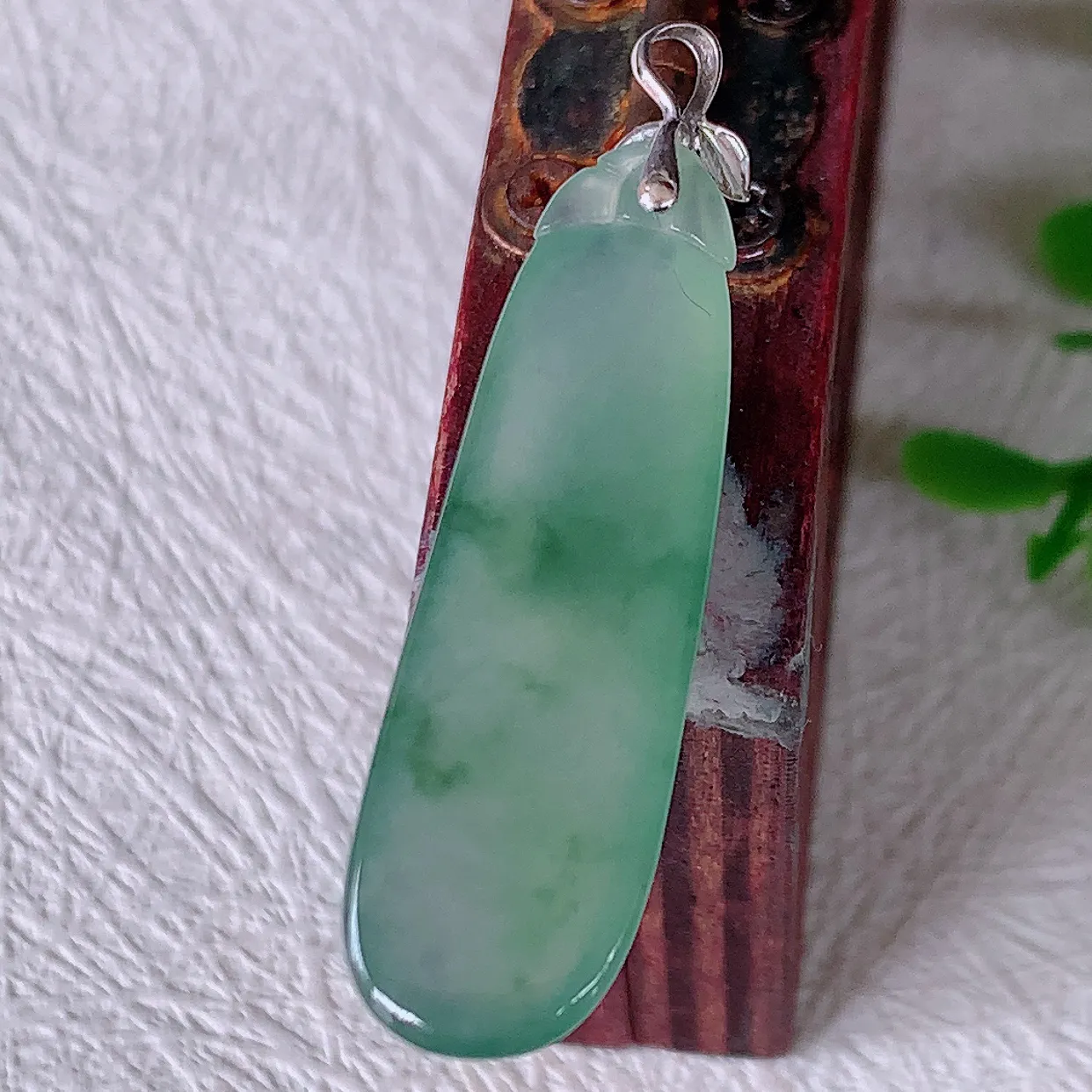 18K金镶嵌冰种飘花翡翠招财福瓜吊坠，精美饱满福瓜，种水足，形态圆润饱满，福相十足 ！#12.9