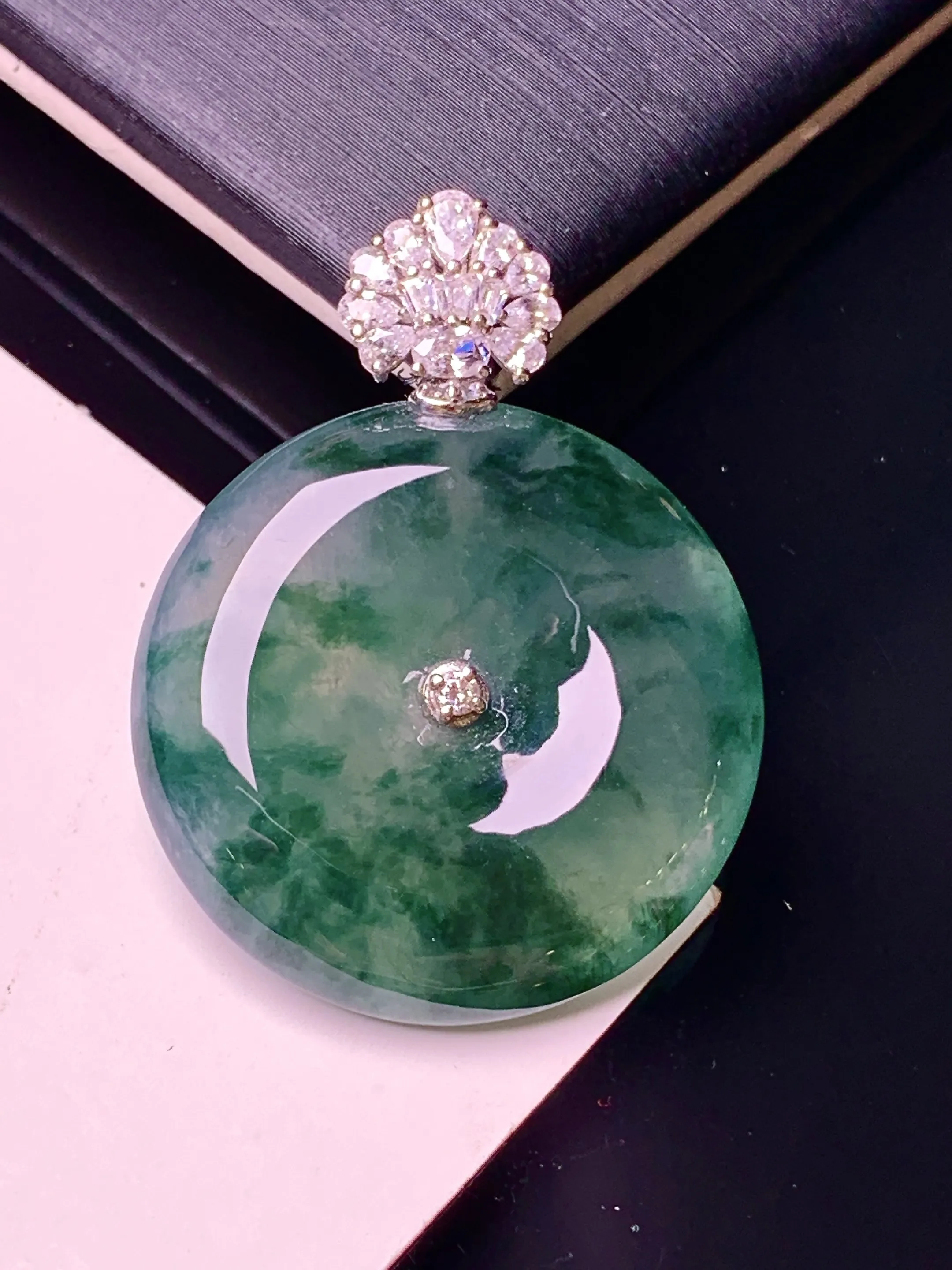 18k金钻镶嵌飘绿平安扣吊坠 玉质细腻 水润亮眼 色泽艳丽 整体尺寸31.8*24*5.8