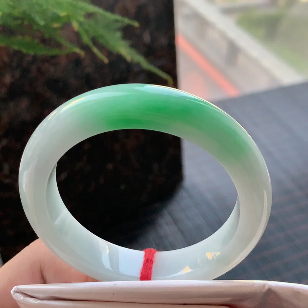 正圈冰糯阳绿 无瑕 尺寸:55.1/12.3/9.1 色好