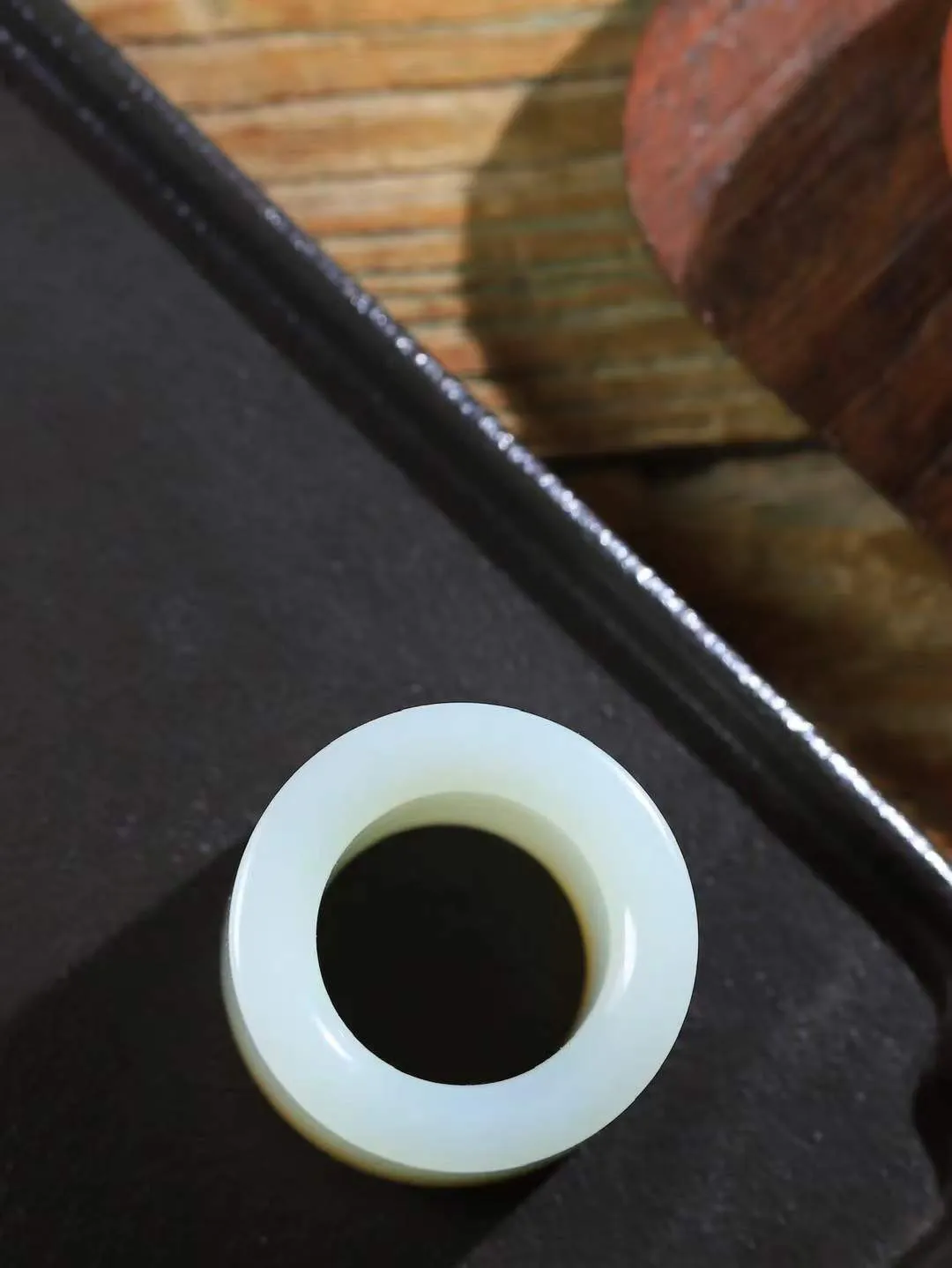 【古韵·扳指】

精品和田玉糖白玉扳指，玉质温润，油润感十足， 整器古韵生辉。优雅高贵。运筹帷幄于掌中，决胜于千里之外。
重40.49克 内径圈口22.9mm  尺寸21.8-7mm  FDT-59120929