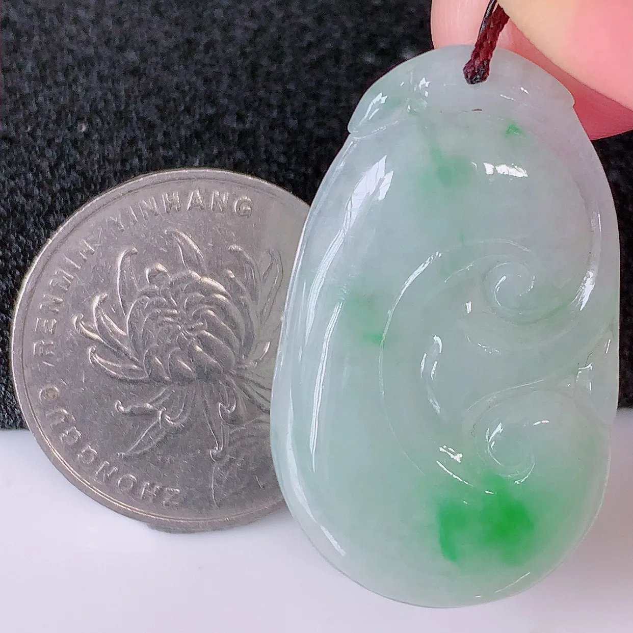 自然光实拍，冰润飘绿翡翠如意吊坠，上身效果非常美，饱满大气，工艺美，万事如意，如意一生，#57.9