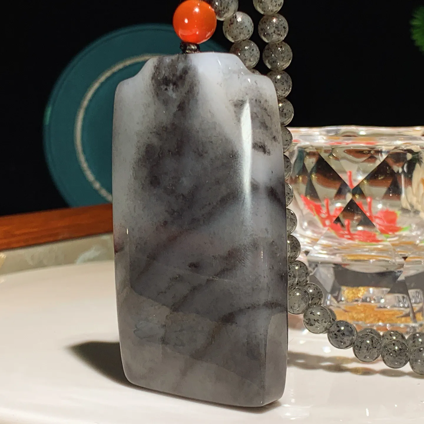 新疆和田玉籽料青花平安无事牌挂件。青花意境山水平安无事牌挂件。尺寸66/37/12重110克。玉质细腻油润。手推出油。佩戴高端典雅。lt251209