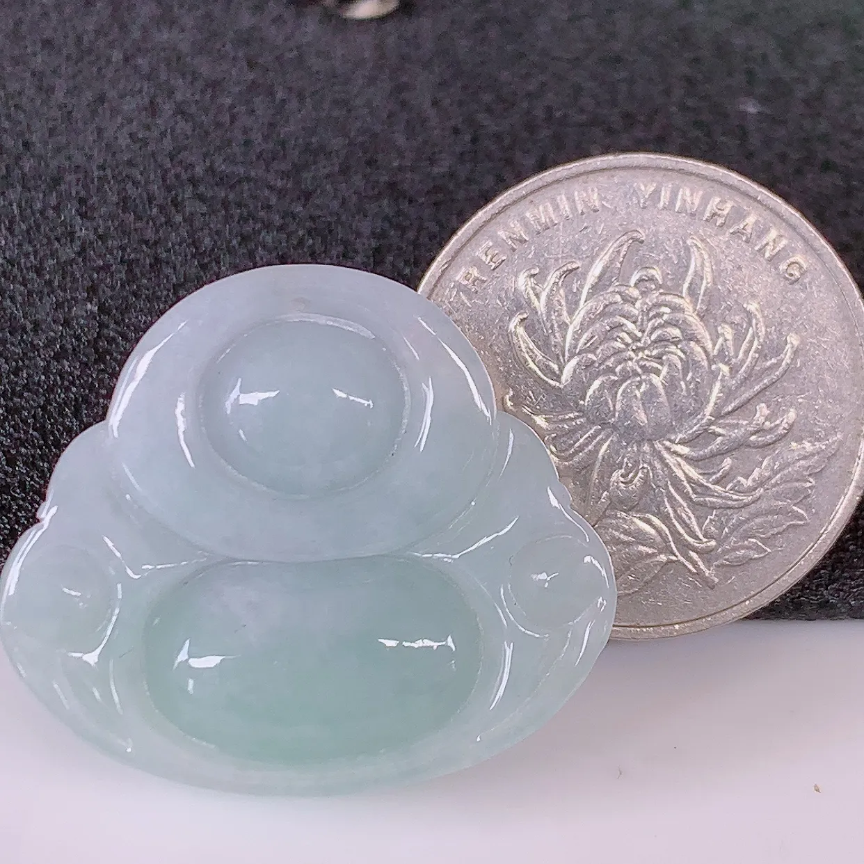 自然光实拍，冰润飘绿翡翠佛公吊坠，开心笑佛，种老水足，颜色漂亮，立体饱满圆润，佩戴效果赞#57.9