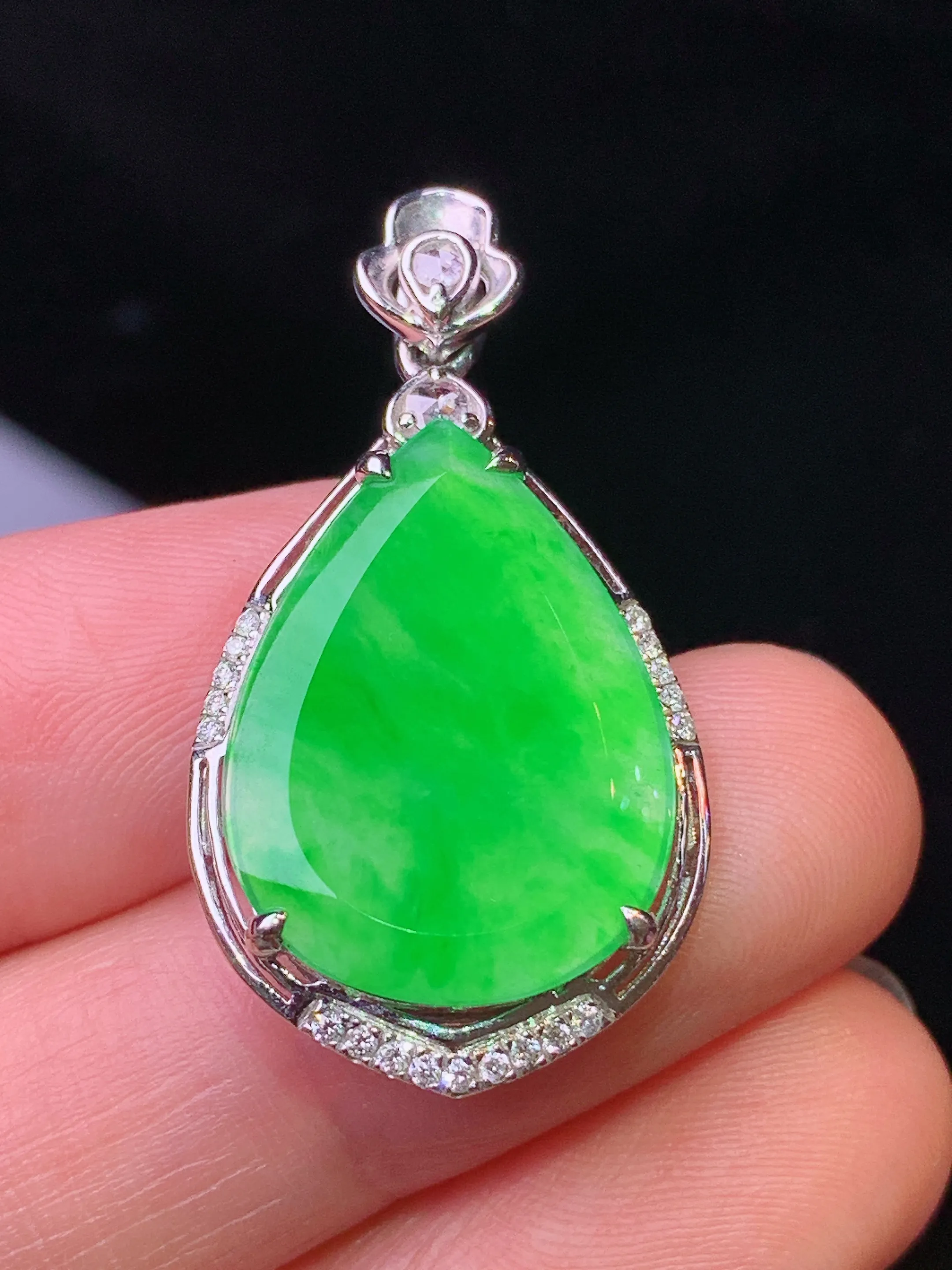 18k金钻镶嵌翠绿水滴吊坠 玉质细腻 水润亮眼 色泽艳丽 整体尺寸33.6*18*6.3