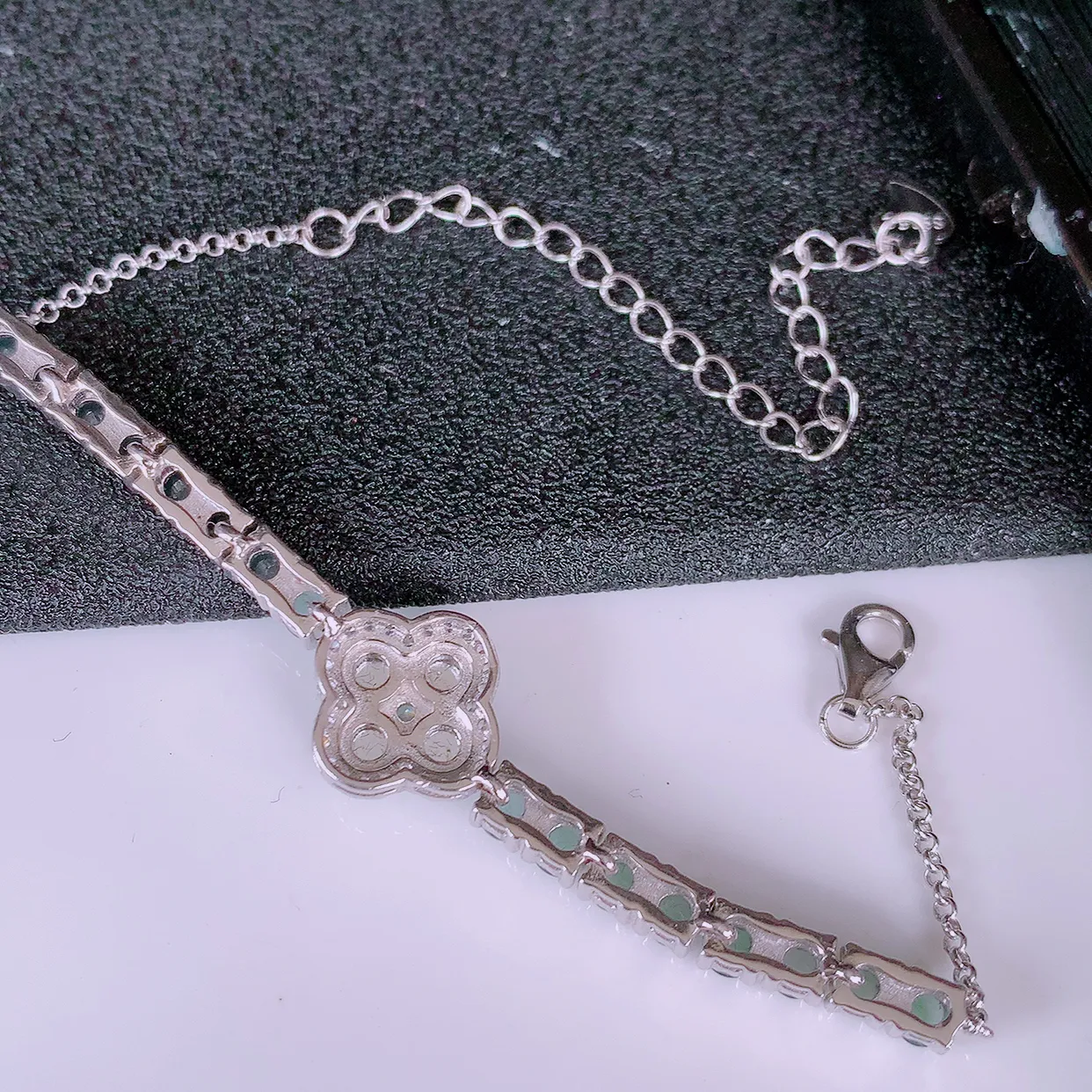 冰透满绿翡翠925银镶嵌手链，自然光实拍，翠色灵动，颜色漂亮，种老水足，品相佳，佩戴佳品！#97.9取一整体12.5-12.5-5.8裸石3.6*3.6