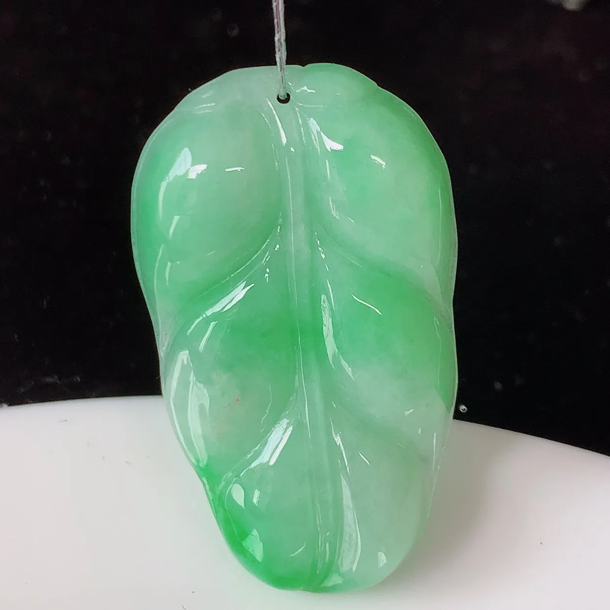 自然光实拍，冰润飘绿翡翠叶子吊坠 ，种水足，色泽清新，工艺精湛，叶子寓意美好；金枝玉叶，事业有成。#35.9