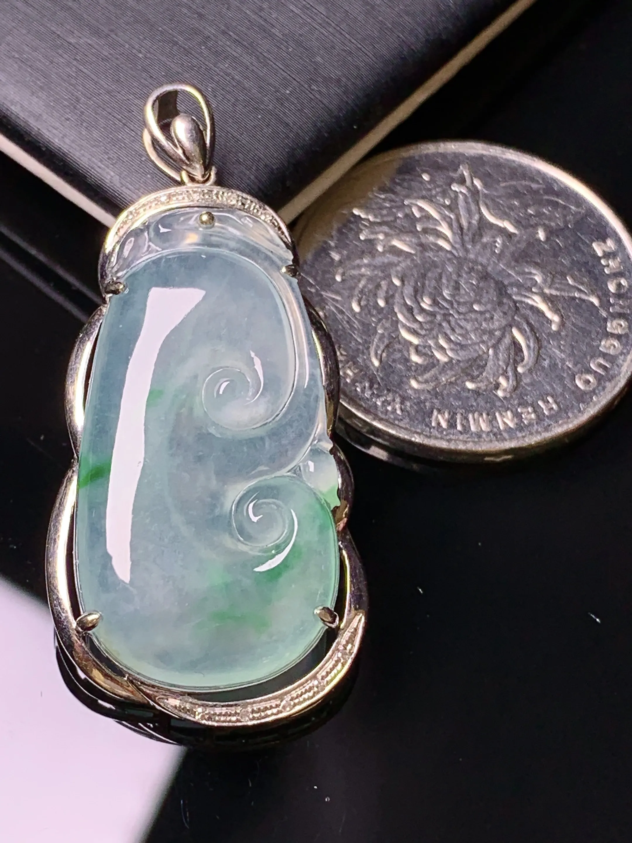 18k金钻镶嵌冰种如意吊坠 玉质细腻 水润亮眼 色泽艳丽 整体尺寸40*18.8*6.3