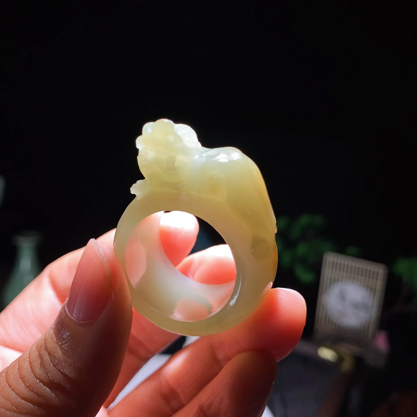 新疆和田玉且末糖招财进宝貔貅扳指。内径23尺寸44/33/18重25.5克。玉质细腻油润。手推出油。佩戴高端典雅。lt251209