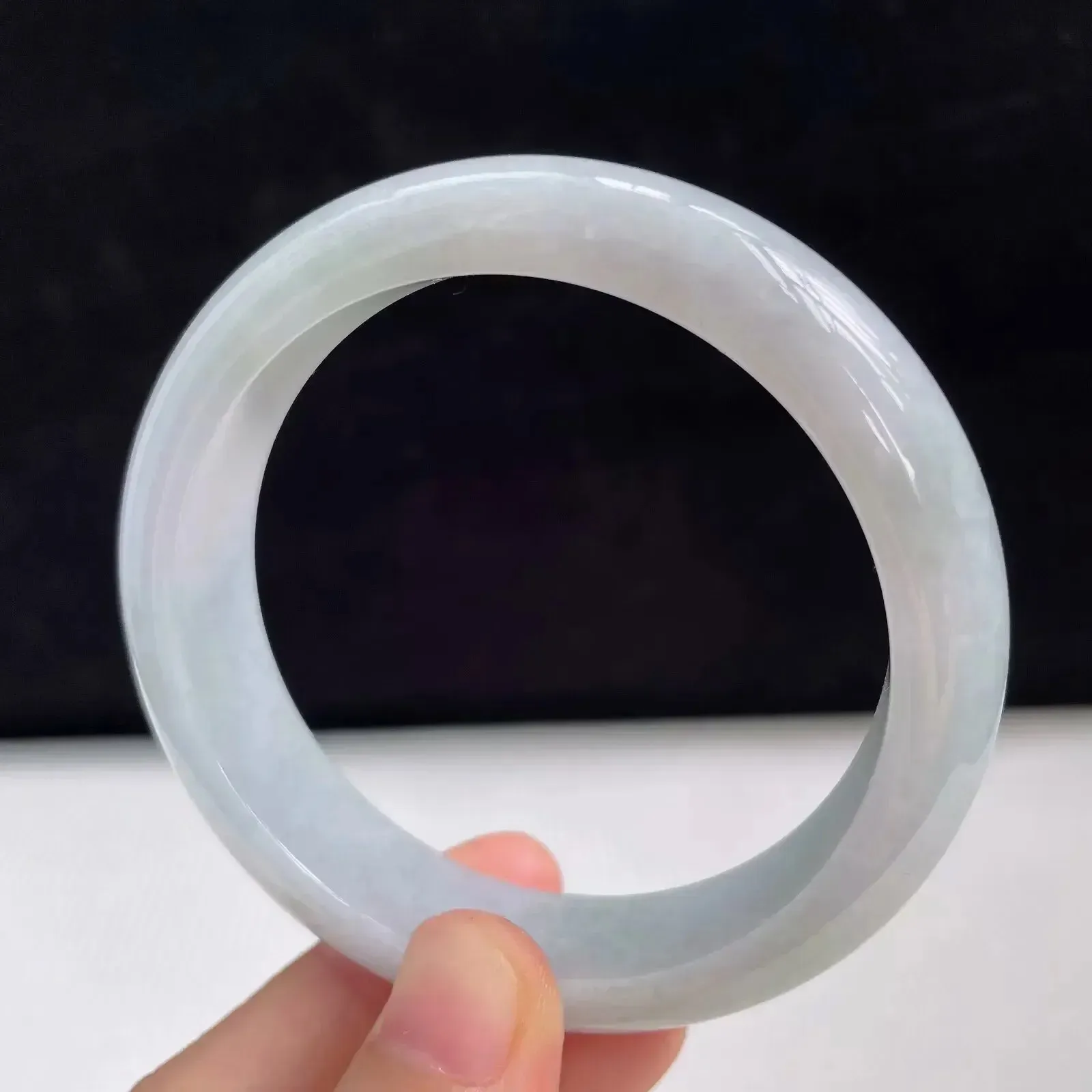 55mm自然光拍摄天然翡翠飘绿好种水正圈手镯 54.83克