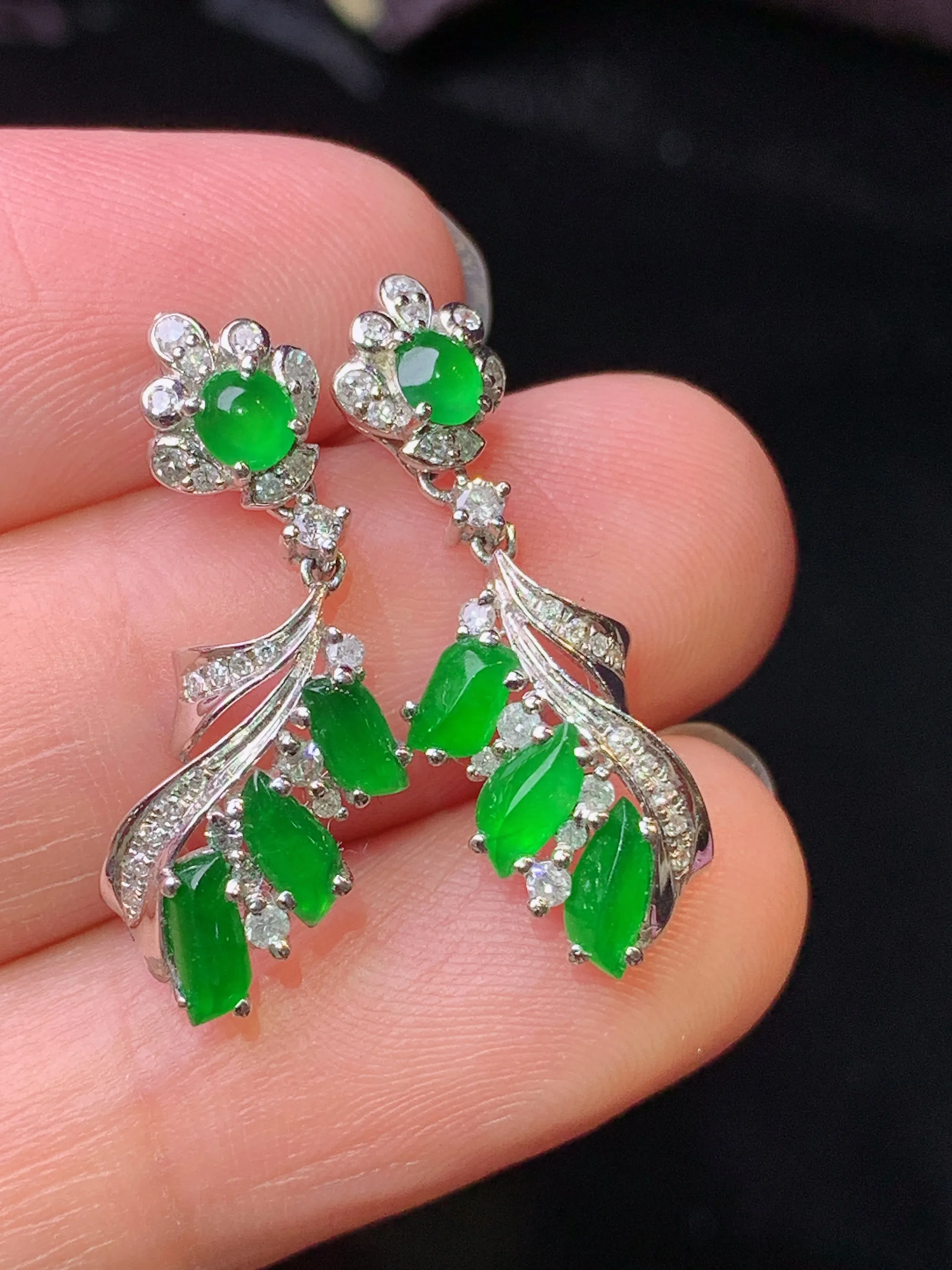 18k金钻镶嵌满绿随形吊坠 玉质细腻 水润亮眼 色泽艳丽 整体尺寸24.5*8.5*3.8