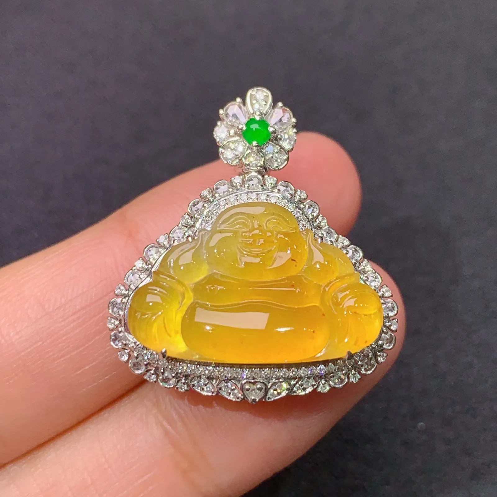 冰黄翡笑佛吊坠，18k金镶嵌，色泽鲜艳靓丽，水色超佳，尺寸26.7*24.2*10.7