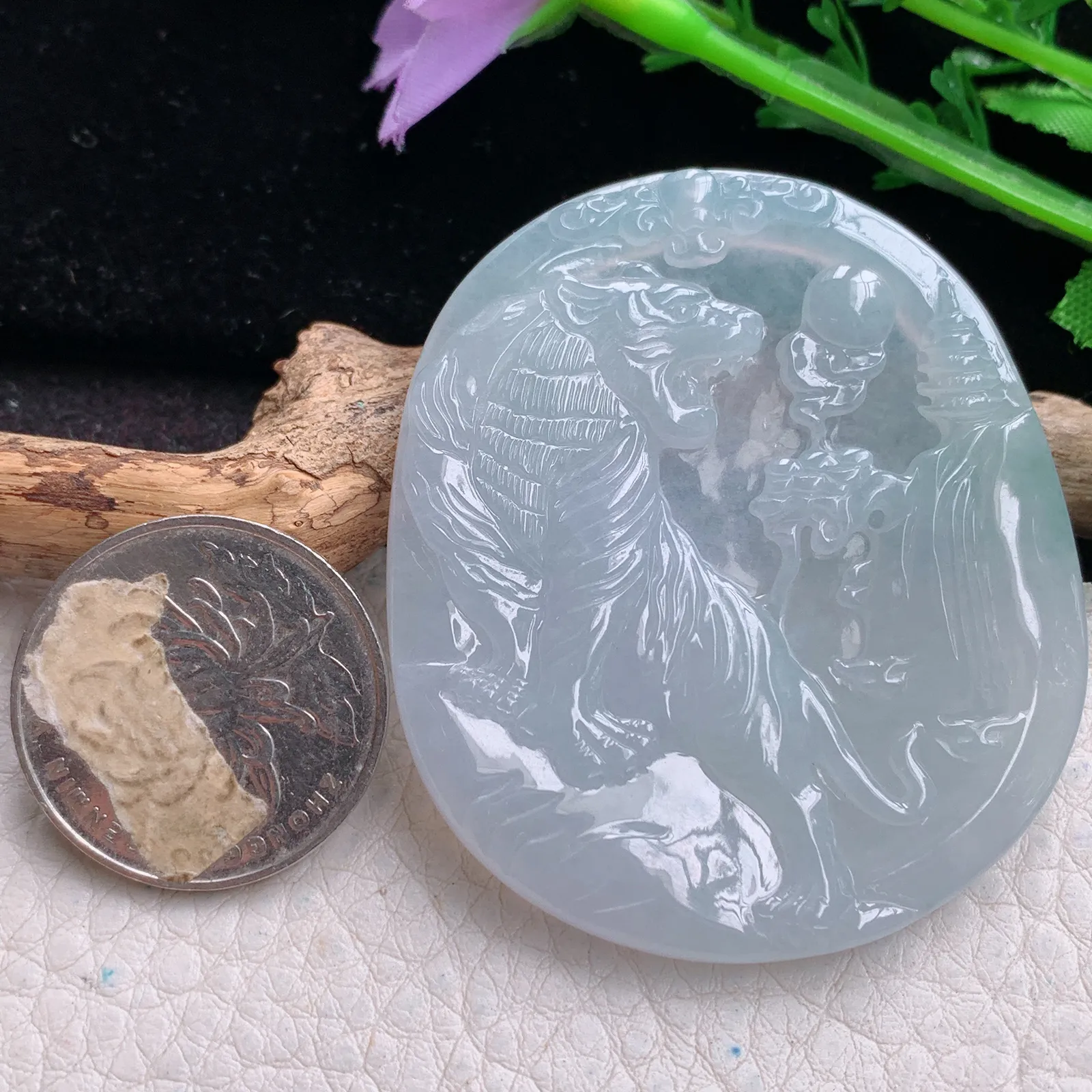 yn实拍54*47*4.8缅甸翡翠a货精雕白月光上山虎 生肖虎玉吊坠 玉挂件