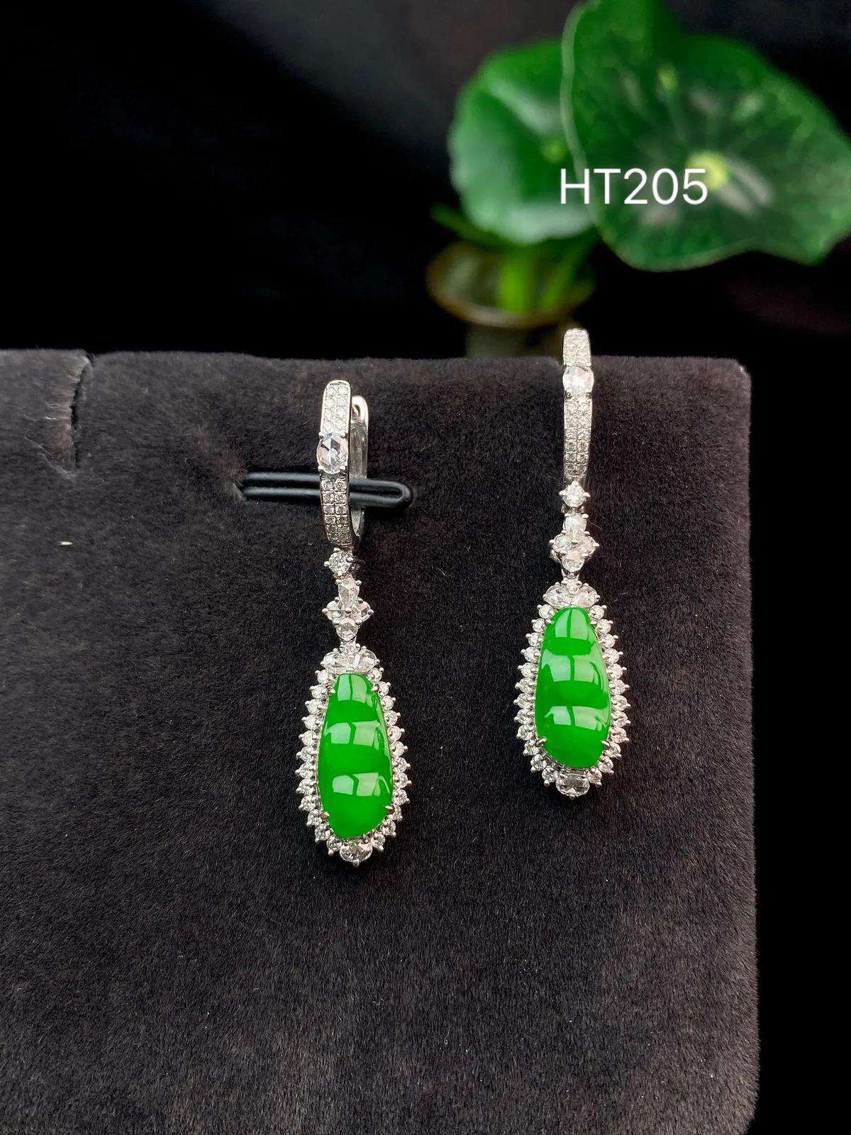 【冰种满绿福豆耳坠】种水上乘，阳绿色泽，纯净通透，收藏品质，18k金钻豪华镶嵌，裸石尺寸11.3*5