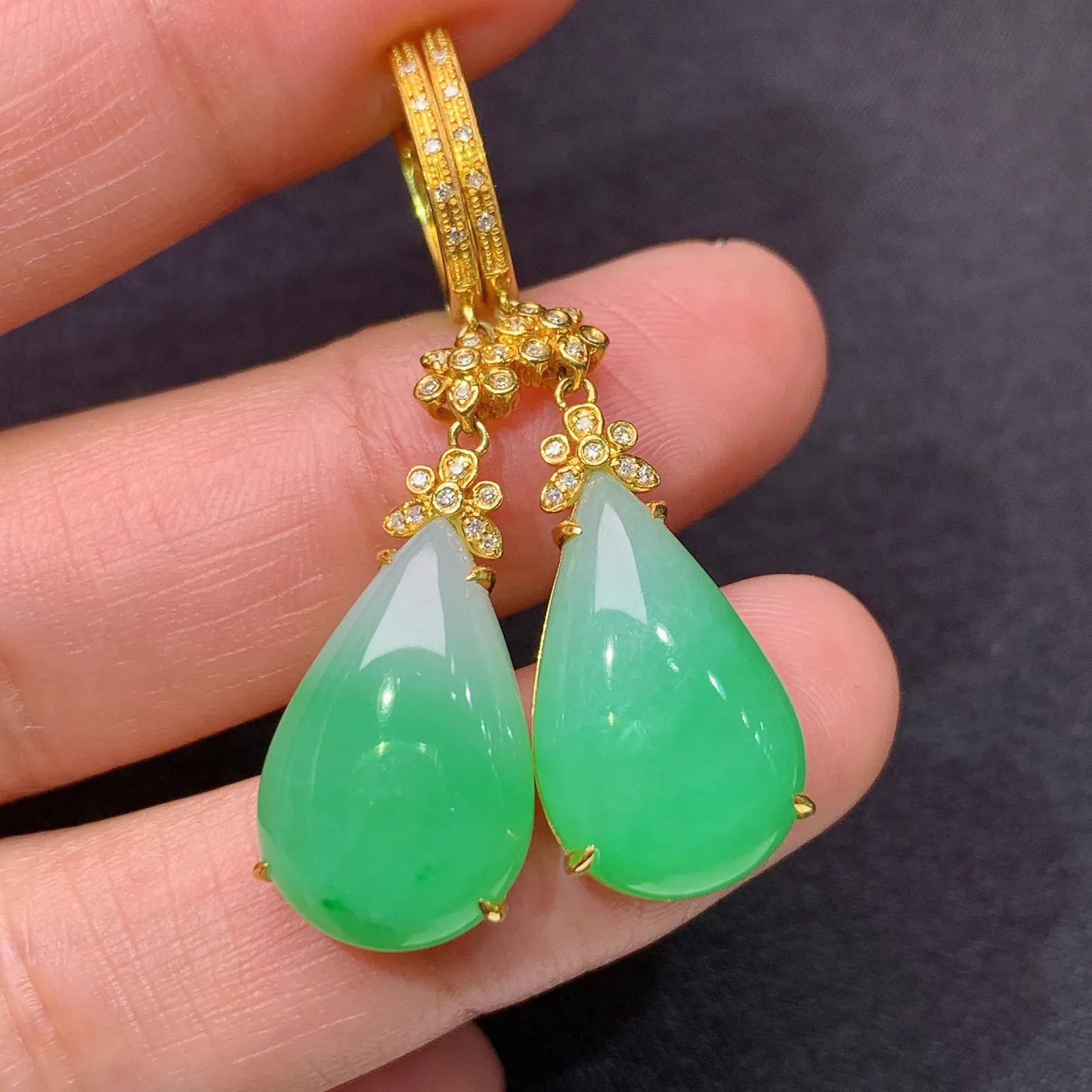 翠绿水滴耳坠，18k金镶嵌，简约时尚，冰润色阳，种水足 尺寸17.9*10.8*4.2