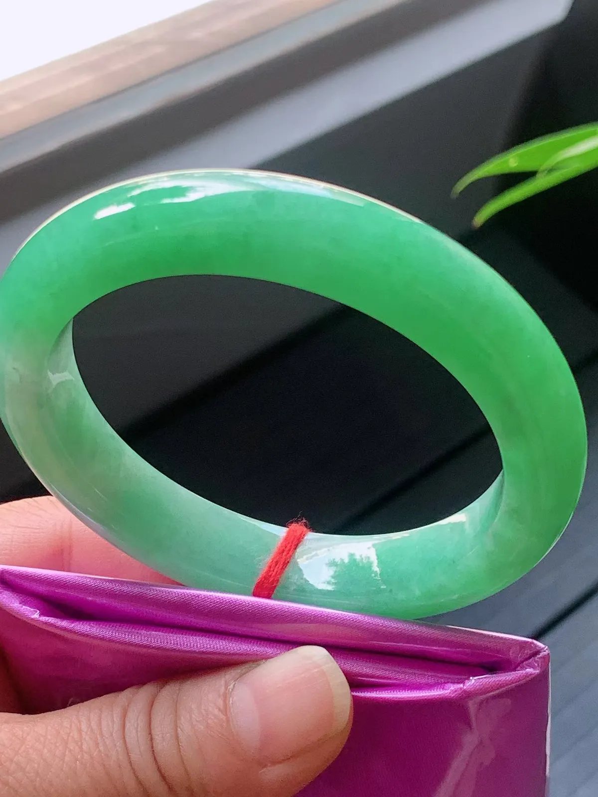 【翡翠名称】老种冰阳绿56.5正圈口手镯
【翡翠尺寸】56.5/11.7/9.8mm适合55.5-5