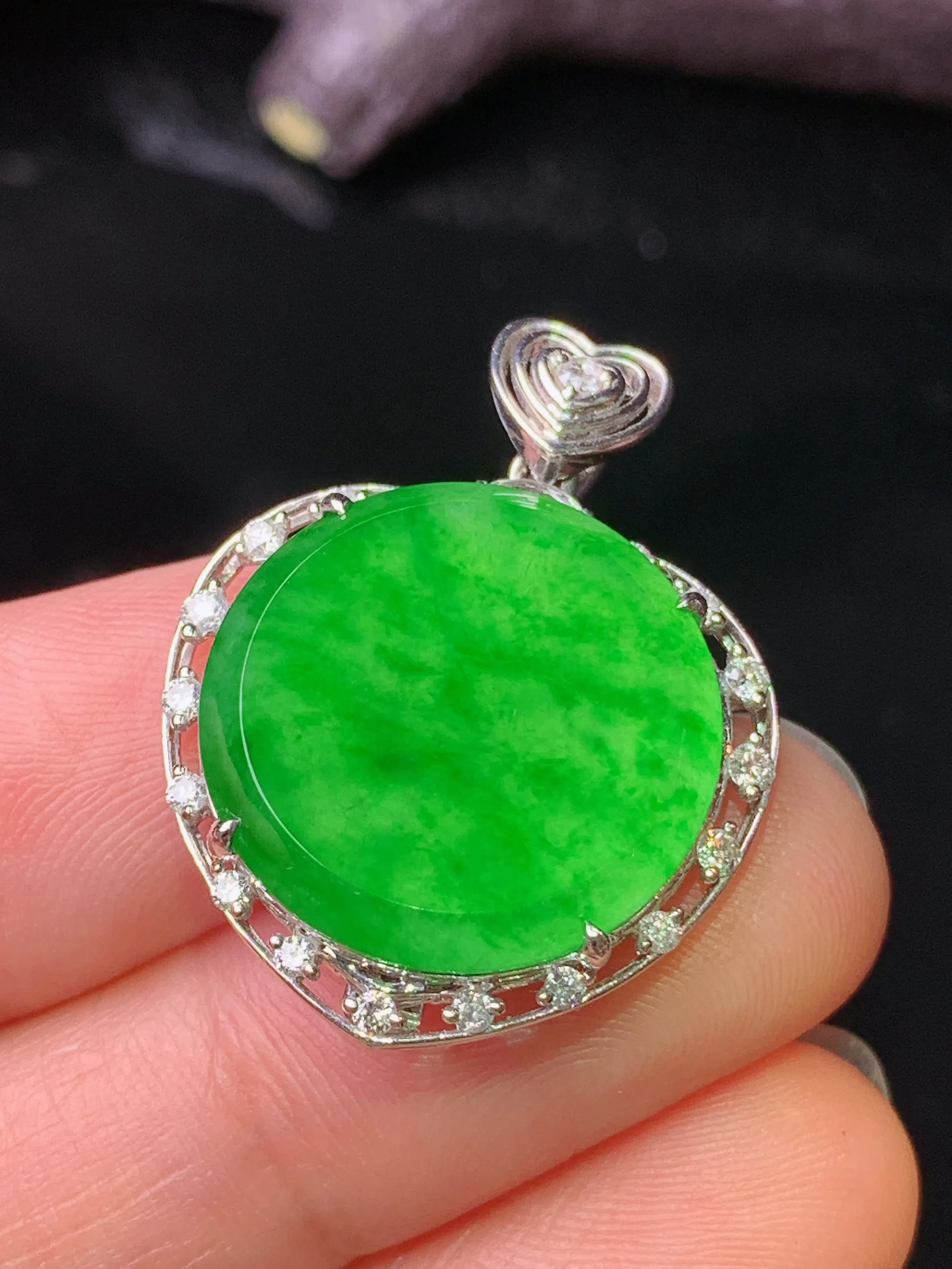 18k金钻镶嵌满绿圆牌吊坠 玉质细腻 水润亮眼 色泽艳丽 整体尺寸28.2*21.5*6.6