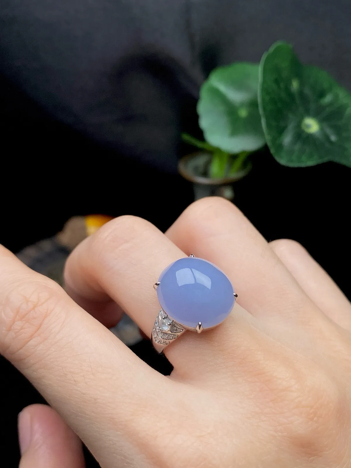 【冰种紫蛋面戒指】质地细腻，饱满度很好，晶莹剔透，18k金钻镶嵌，裸石尺寸15*13.9*6.6毫米